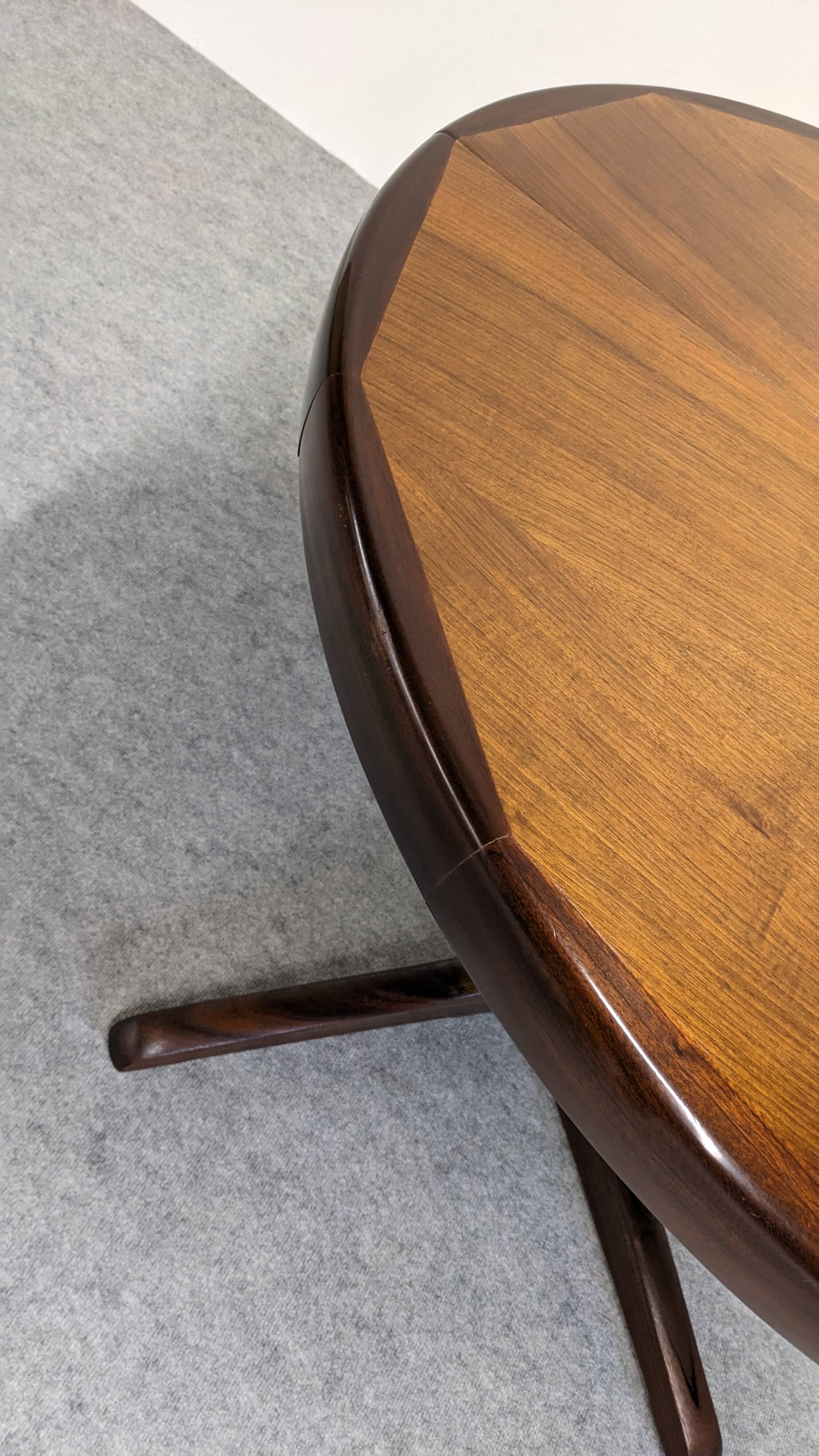 Baumann extendable dining room round table, France circa 1970.