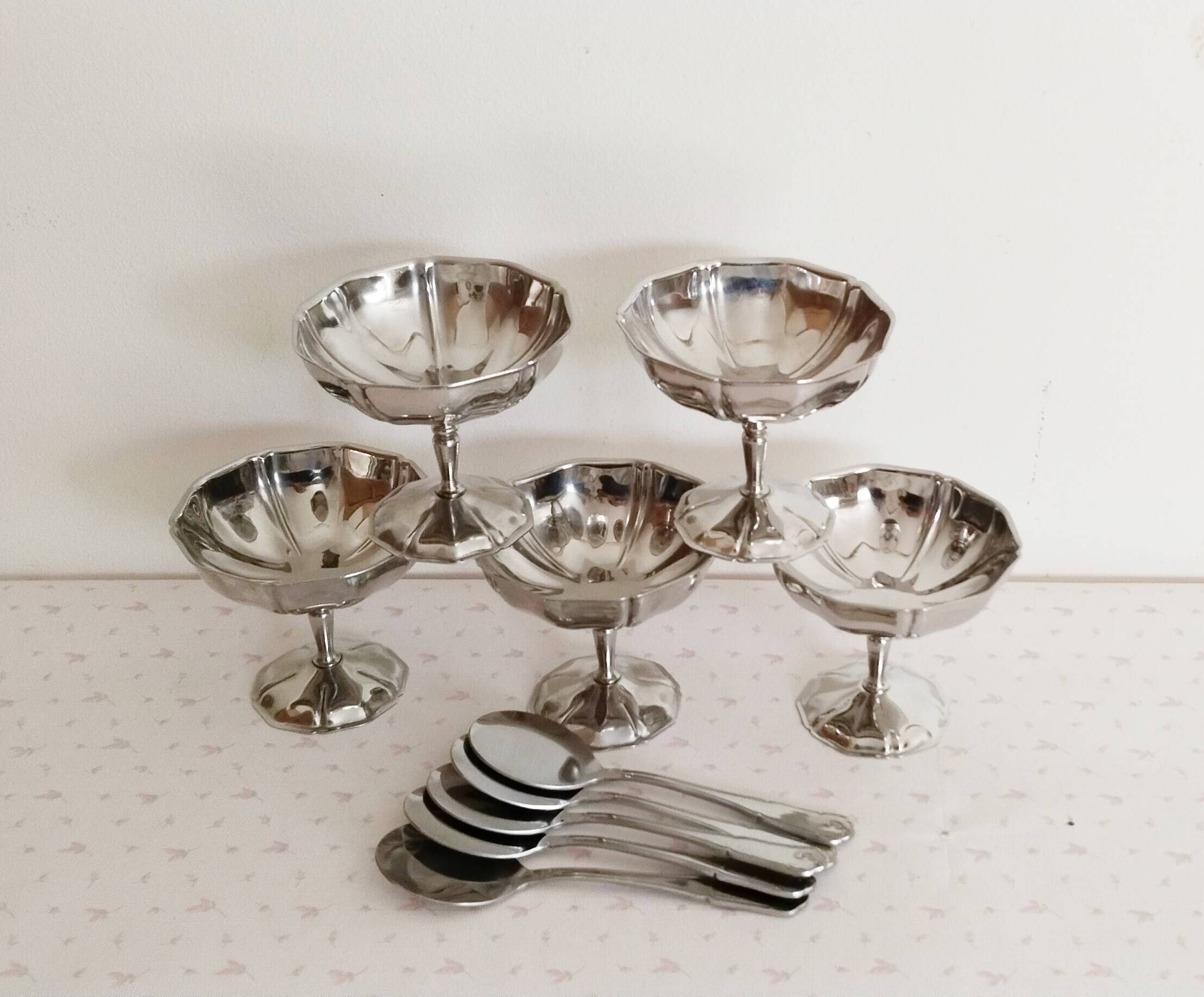 Ice cream or sorbet cups on foot, in 18/10 stainless steel
