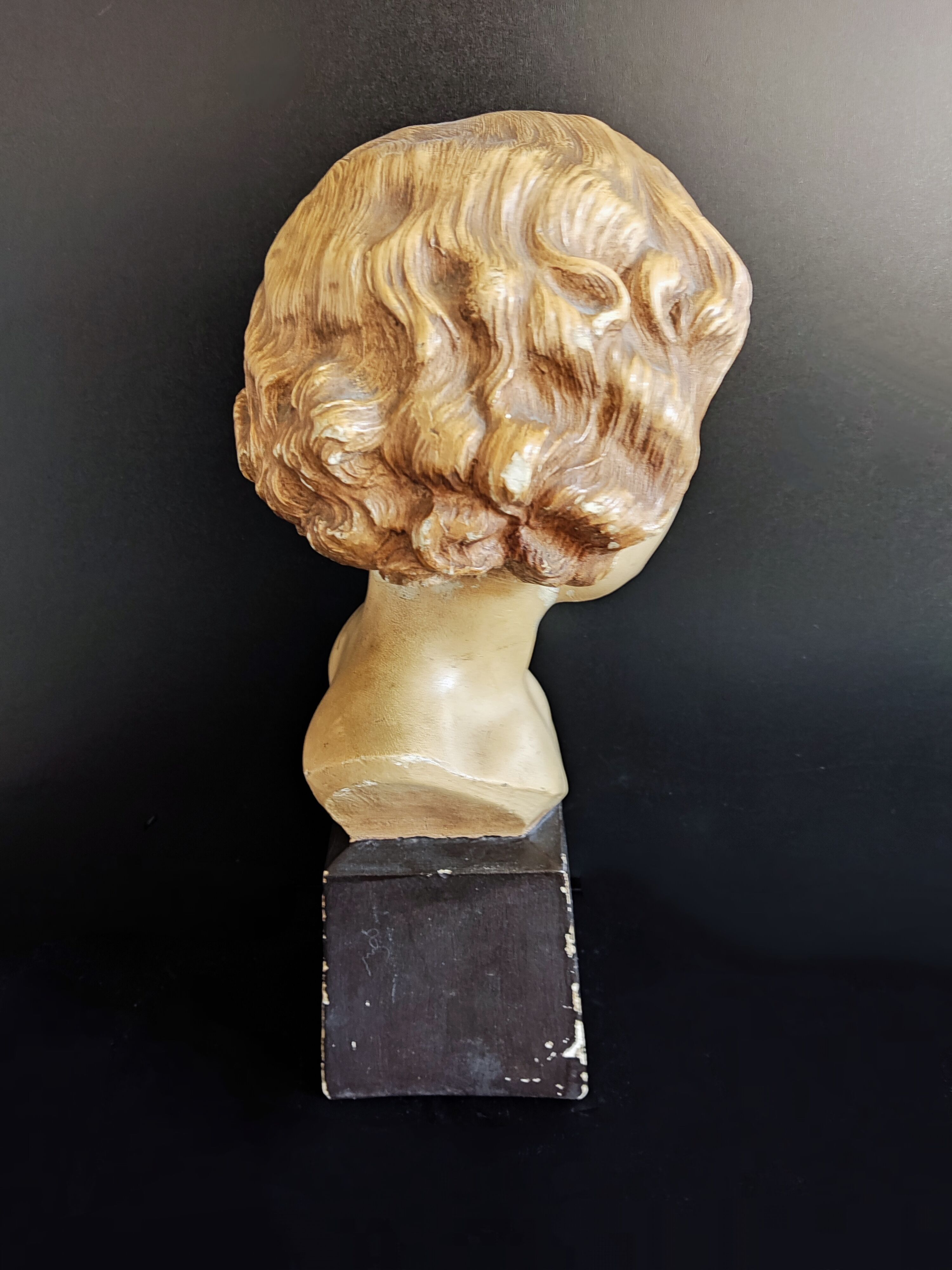 Bust young girl art deco