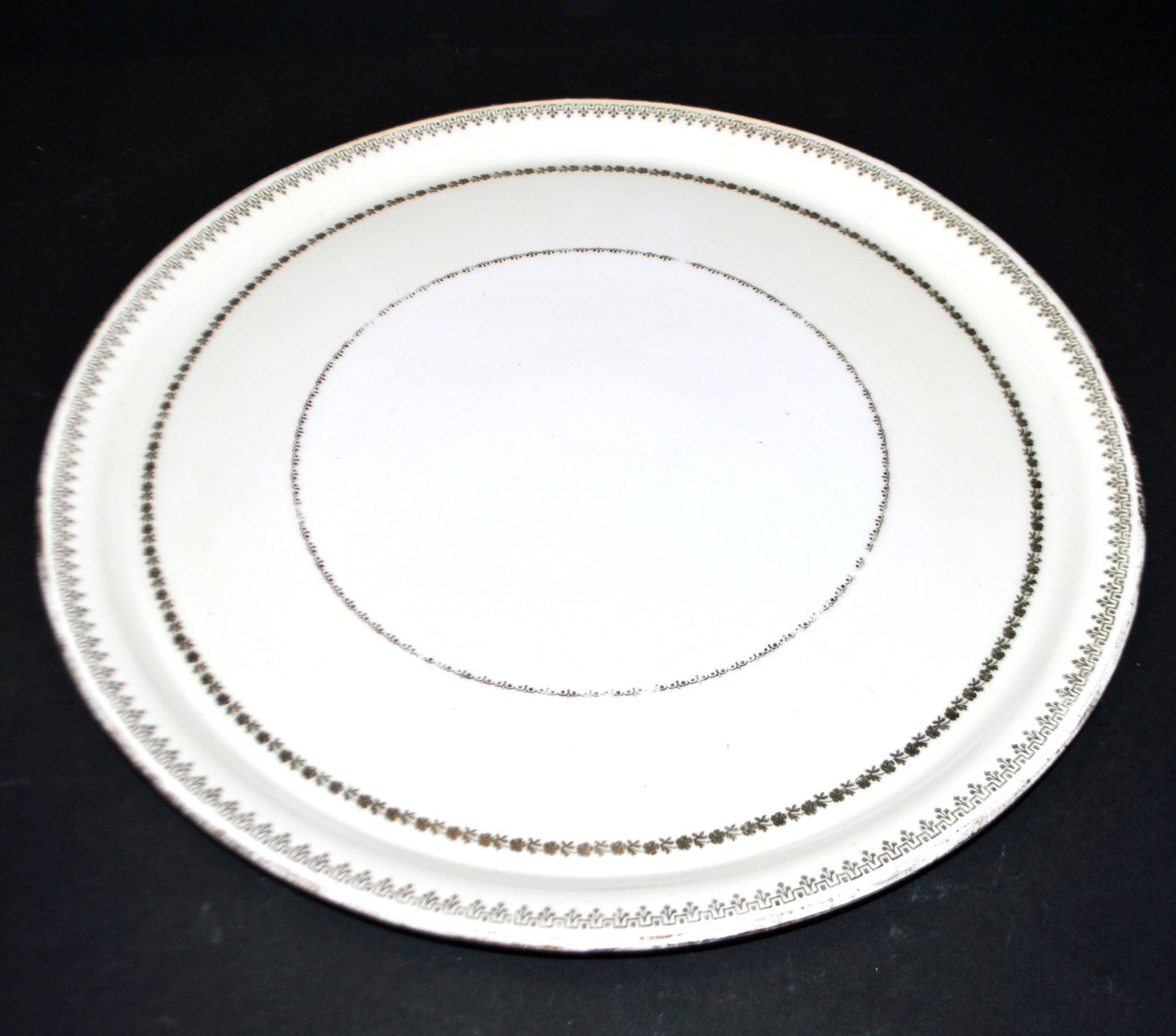 Limoges porcelain pie dish with gold trim, 32cm.