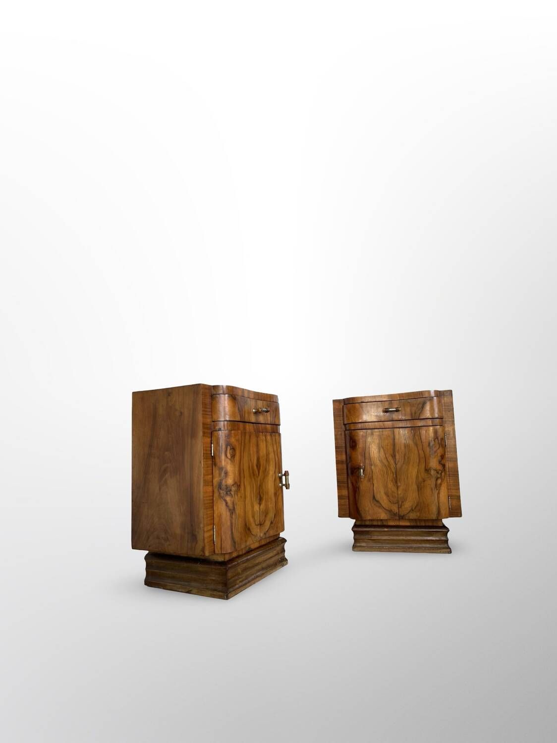 Tables de chevet Art déco italiennes en ronce de noyer, années 1930.