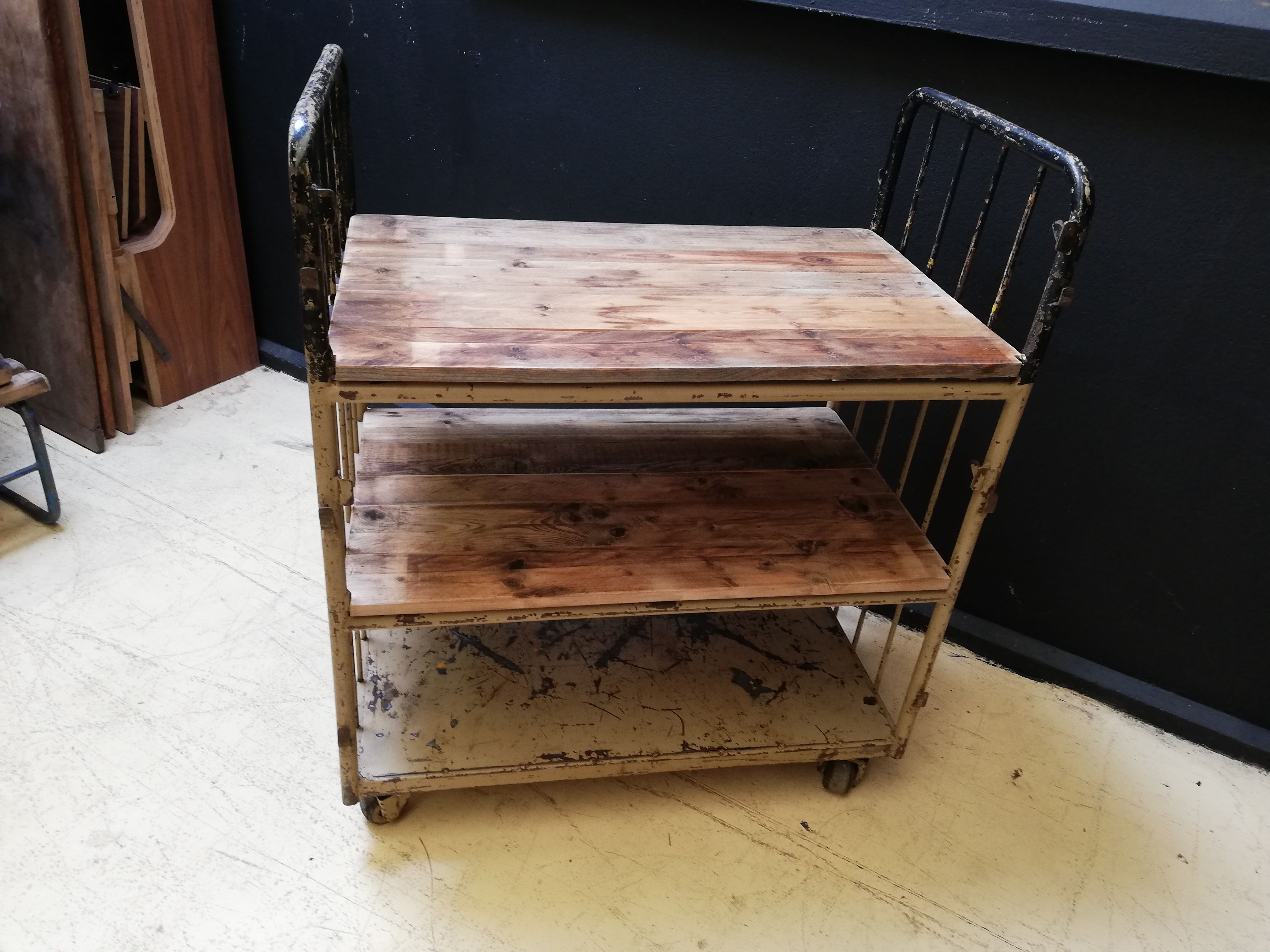 Industrial trolley, roulette shelf