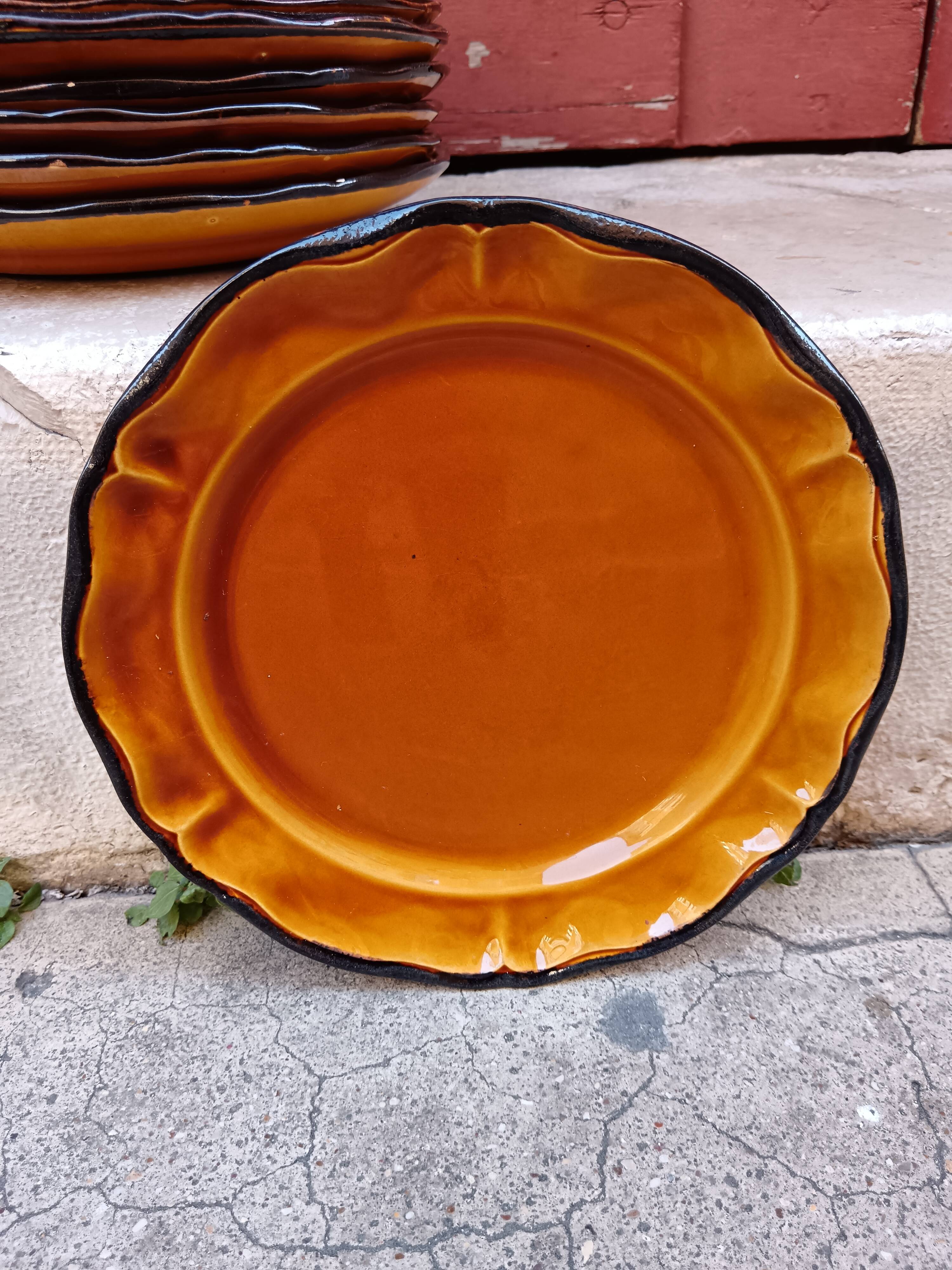 Set of 10 yellow Provençal plates.