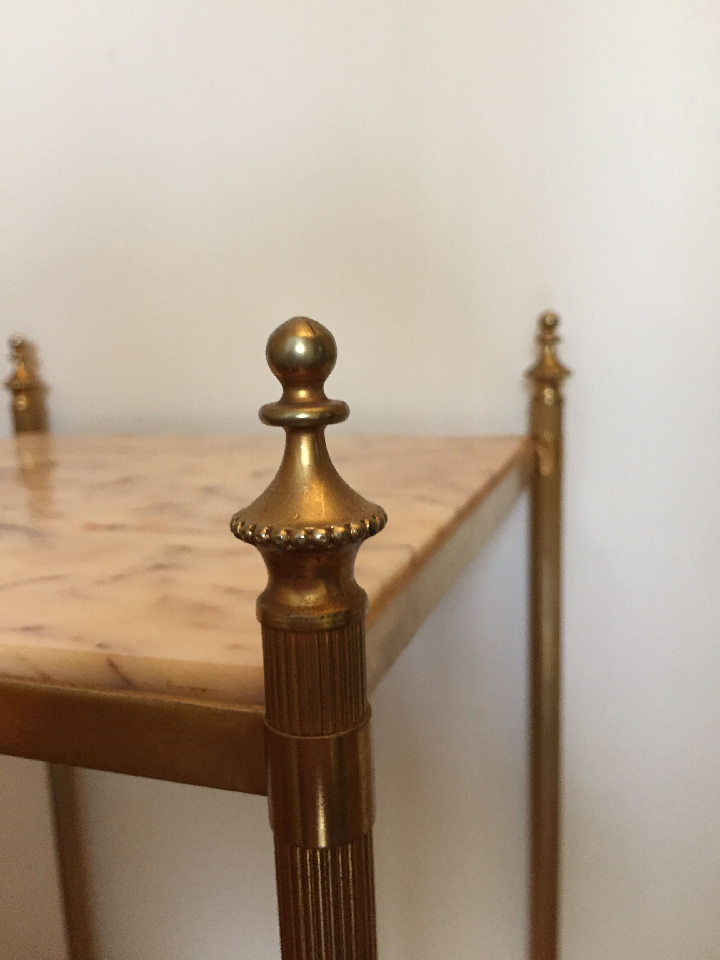 Etagère en laiton et marbre