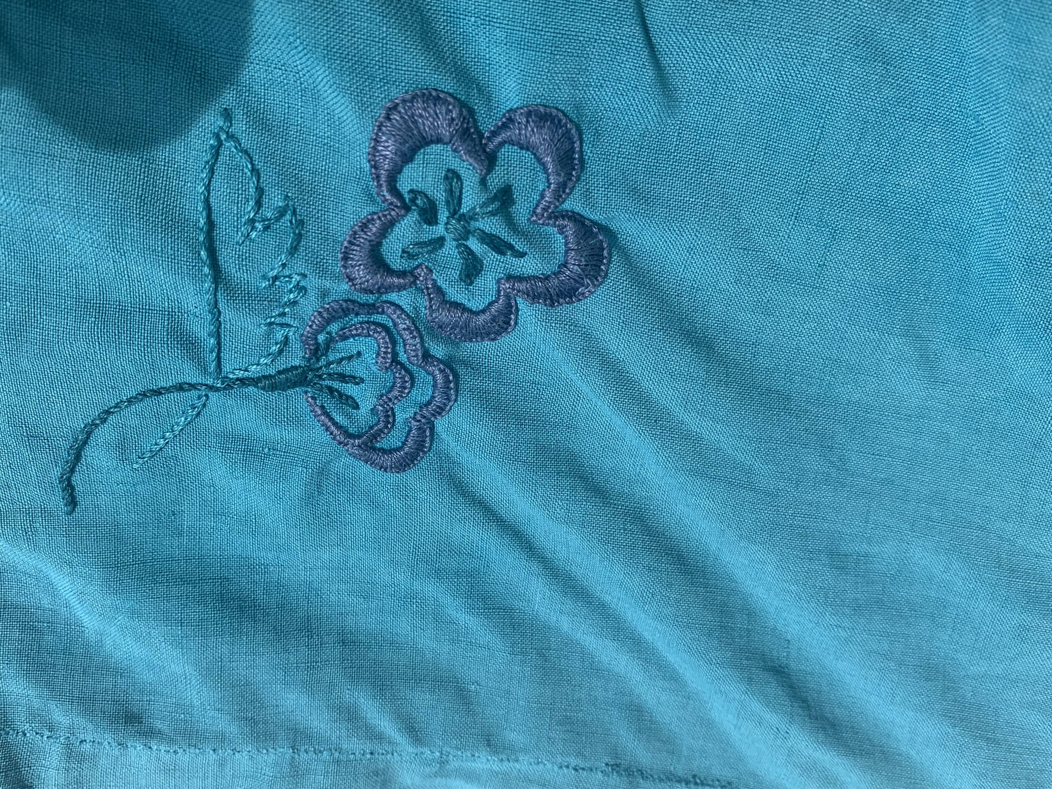 4 white linen napkins, emerald tinted, embroidered with flowers and monogrammed, old GM