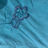 4 serviettes en lin blanc, teintées émeraude, brodées de fleurs et monogrammées, GM anciennes