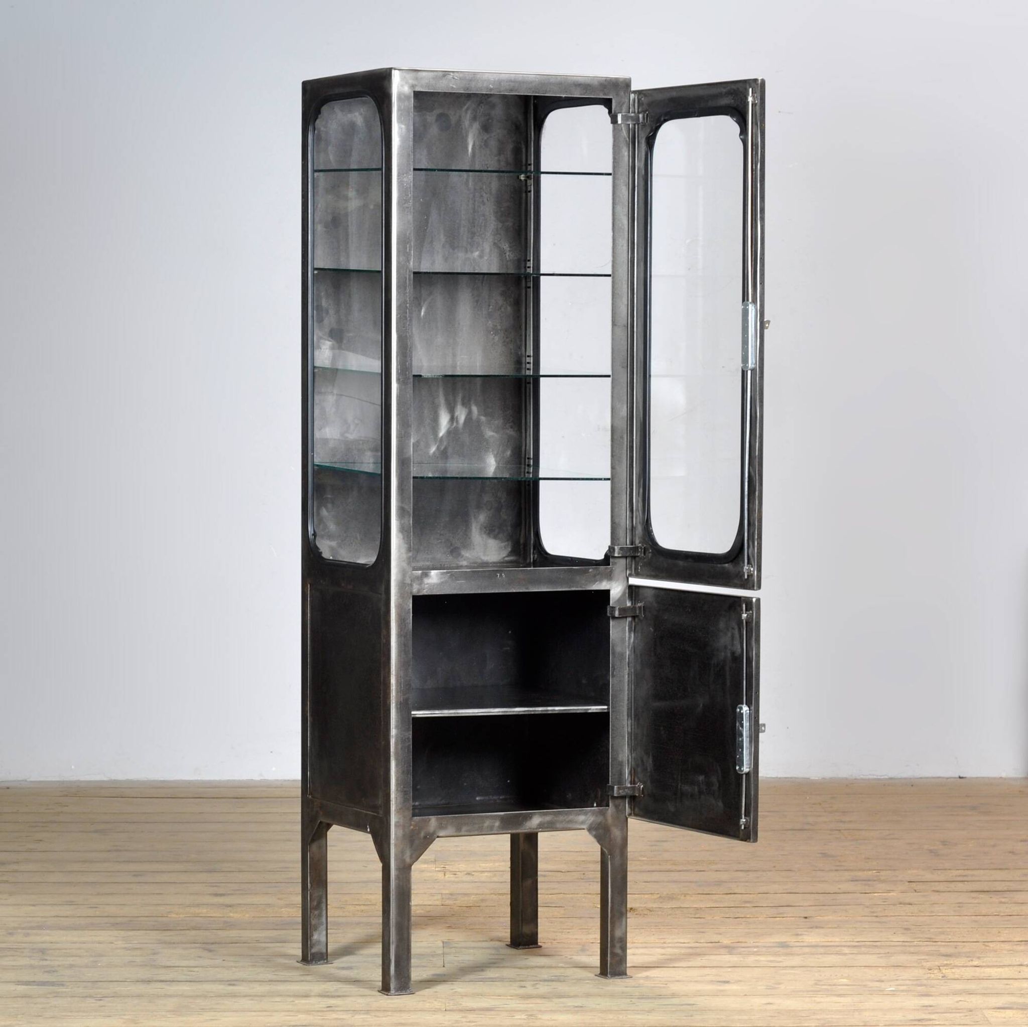 Cabinet médical vintage, années 1970