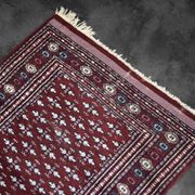 Tapis oriental Boukhara rouge tissé à la main, années 1960