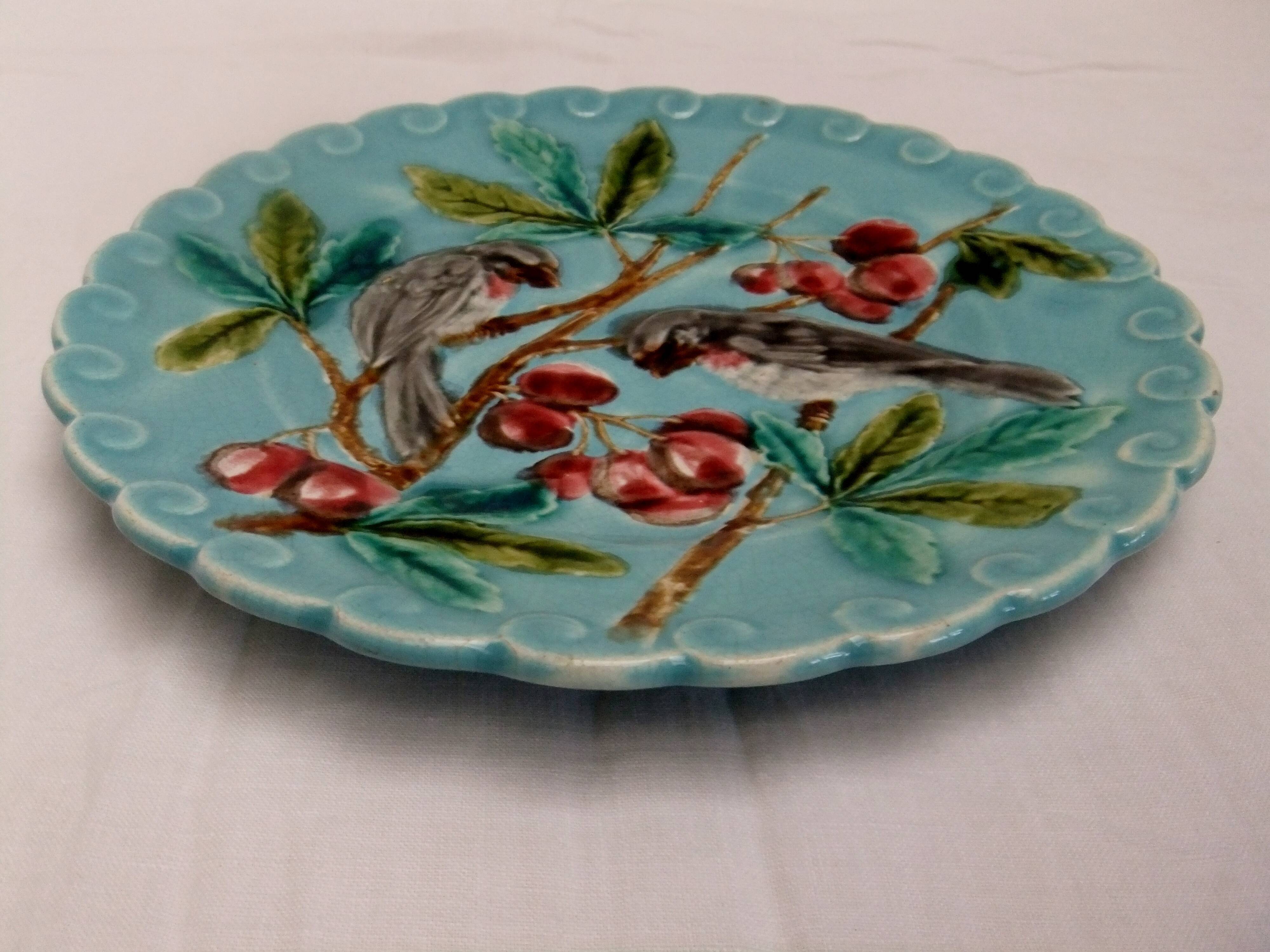 Assiette Barbotine Sarreguemines décor aux oiseaux cerises