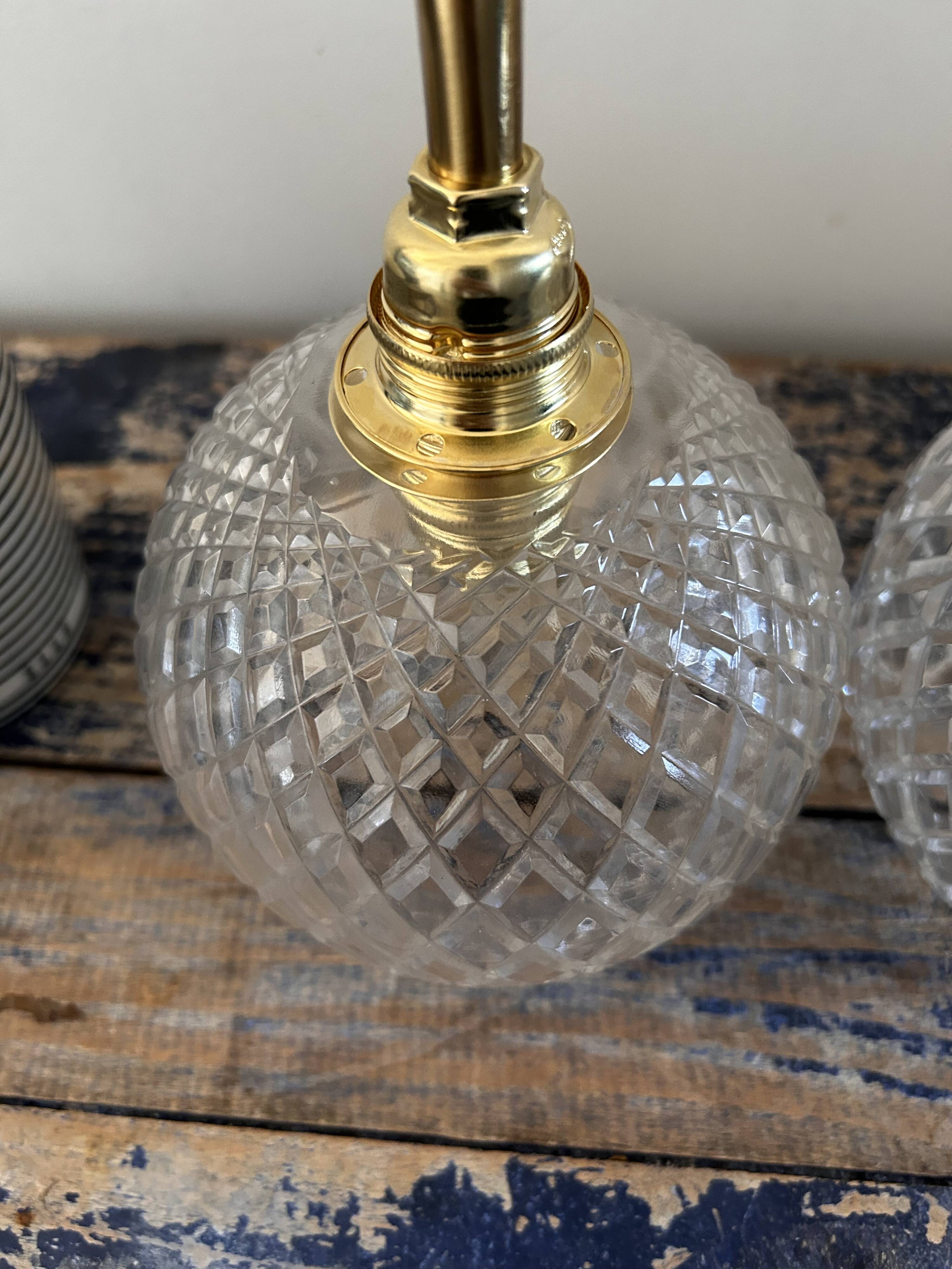 Paire d’appliques en verre ciselé