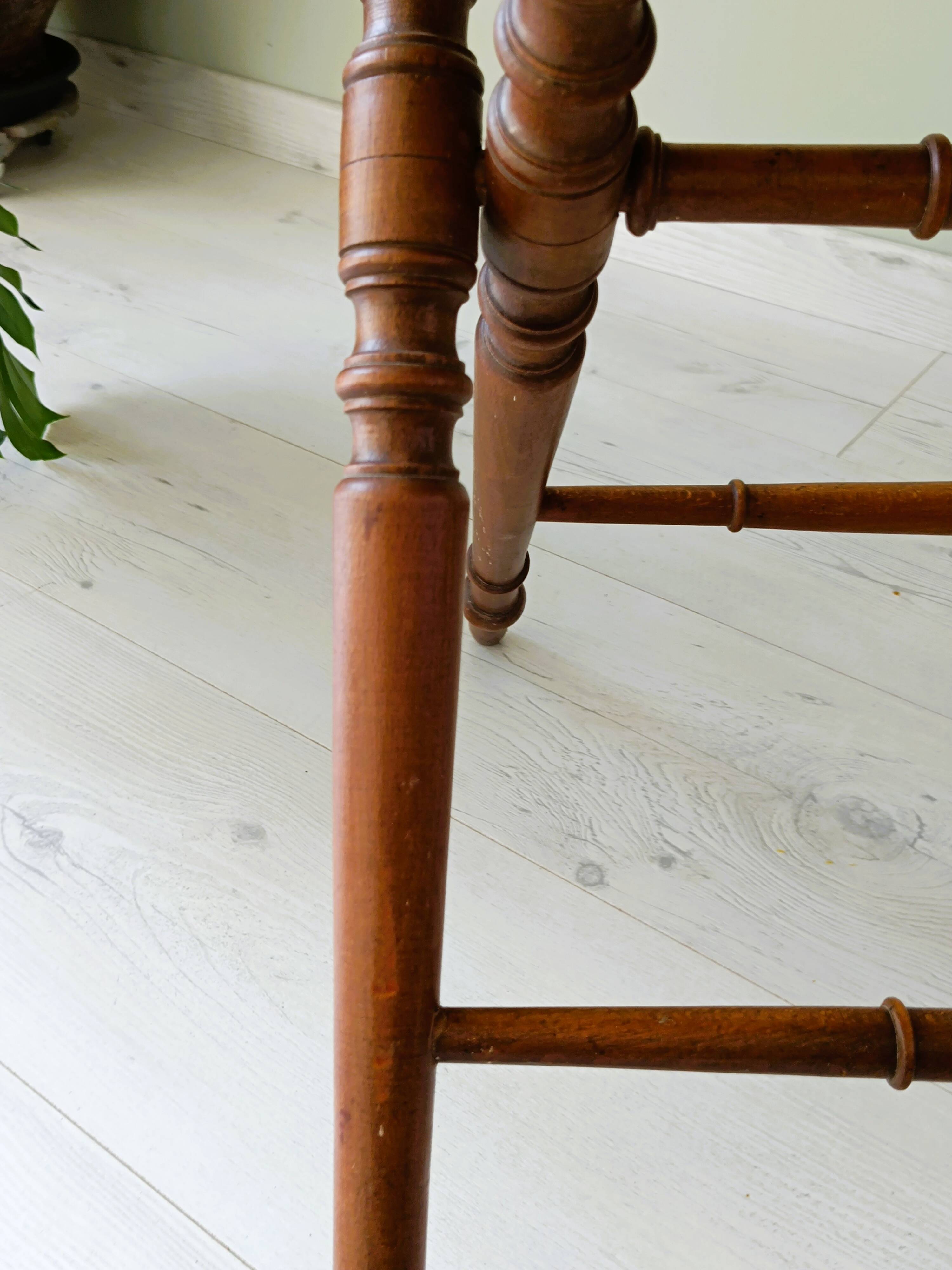 Table pliante vintage aux pieds tournés