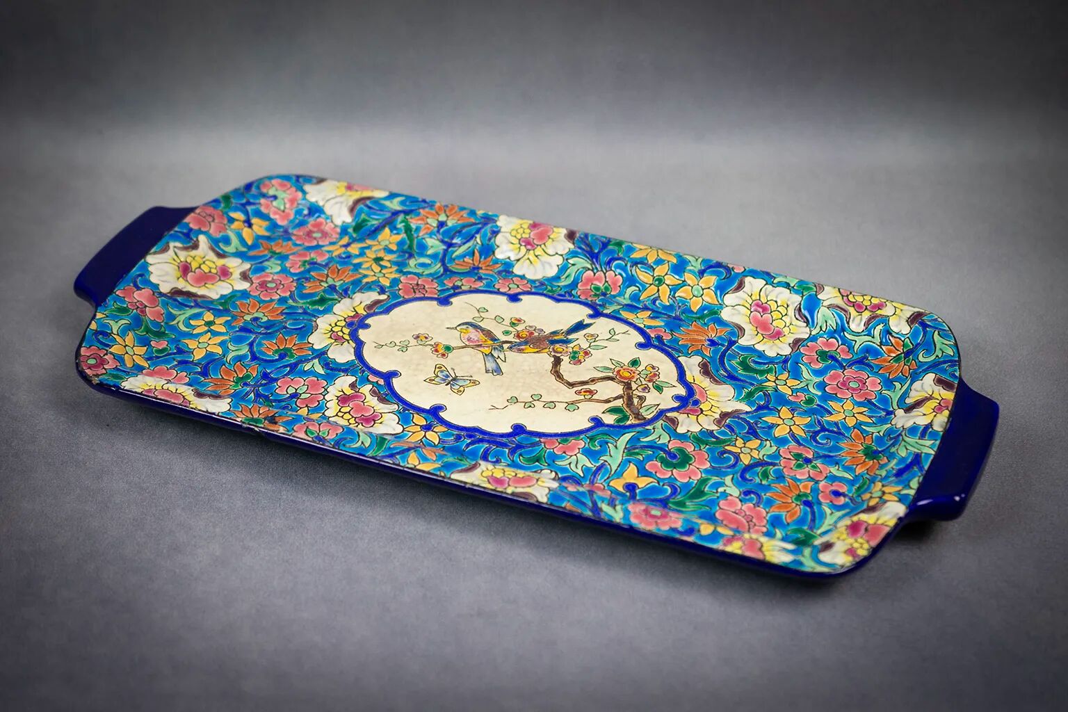 Plat à cake Longwy, décor floral et médaillon d’oiseaux, début XXème