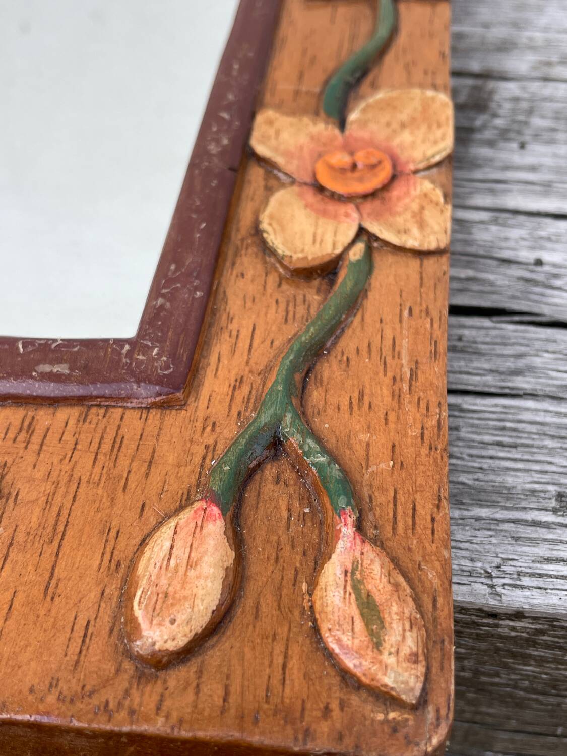 Miroir en bois, sculpté à décor de fleurs