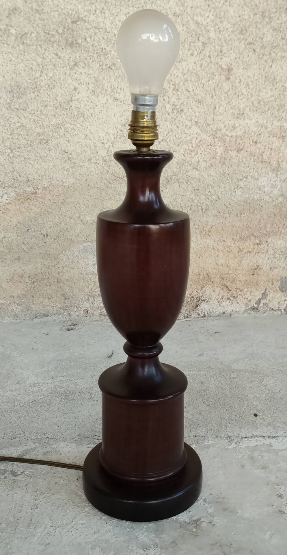 Table lamp base in turned solid wood (mahogany) - mid 20th century.