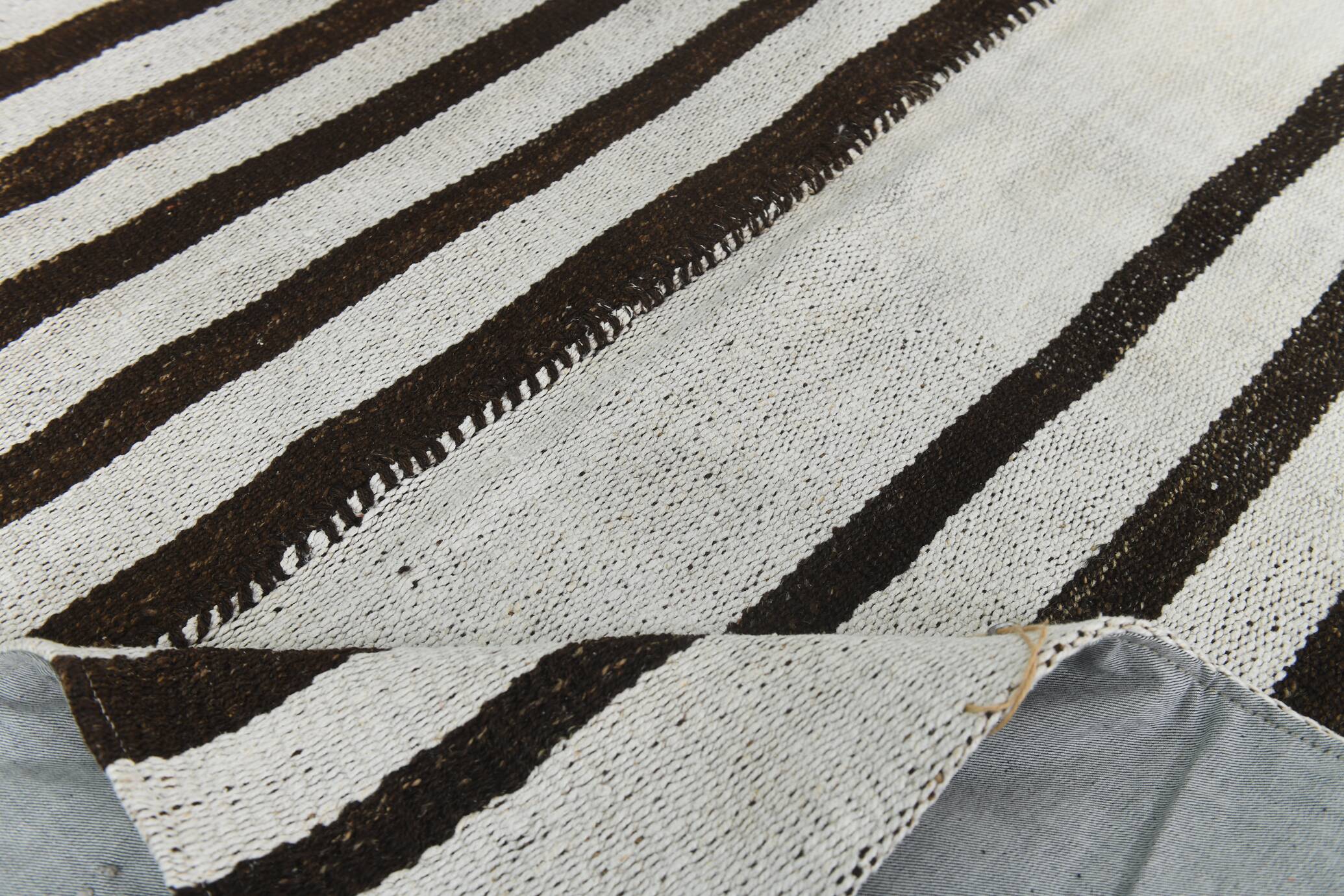 Tapis Kilim moderne rayé blanc et marron foncé