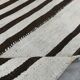Tapis Kilim moderne rayé blanc et marron foncé