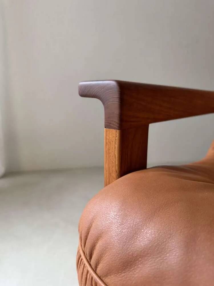 Vintage lounge chair in teak and leather from the 1960s.