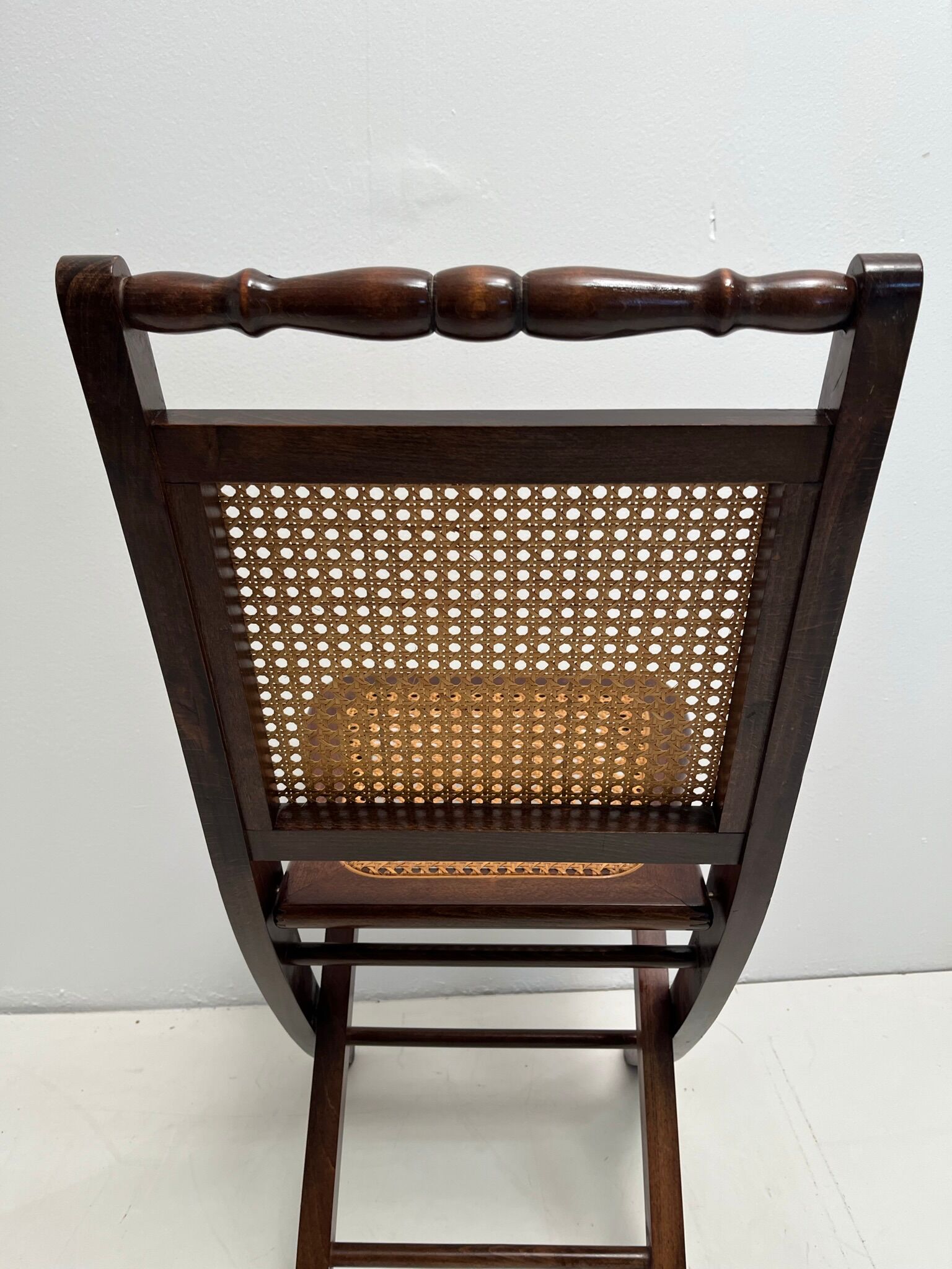 2 vintage folding chairs in wood and canning, 60s