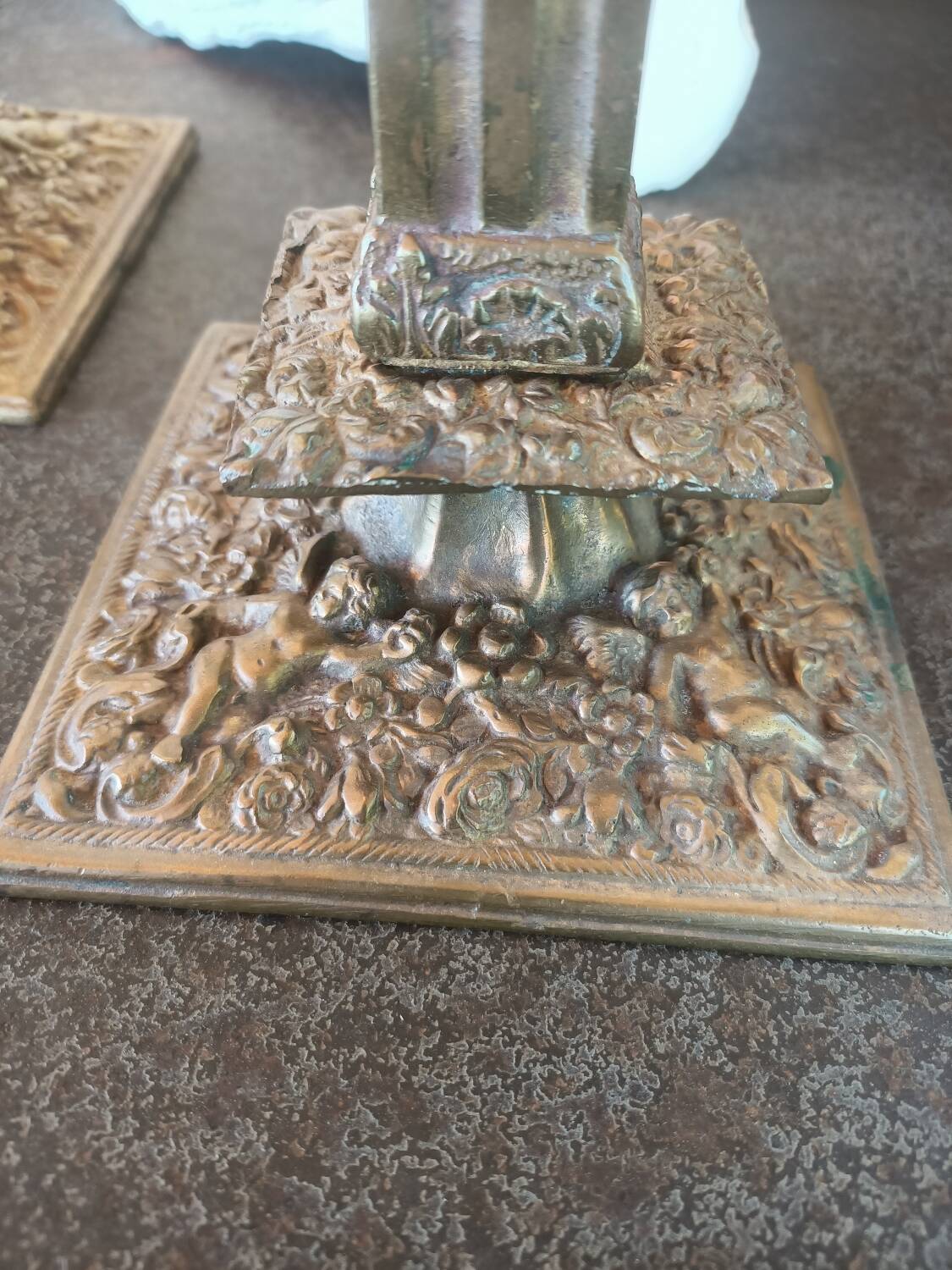 Financial-style candle holders in gilded bronze