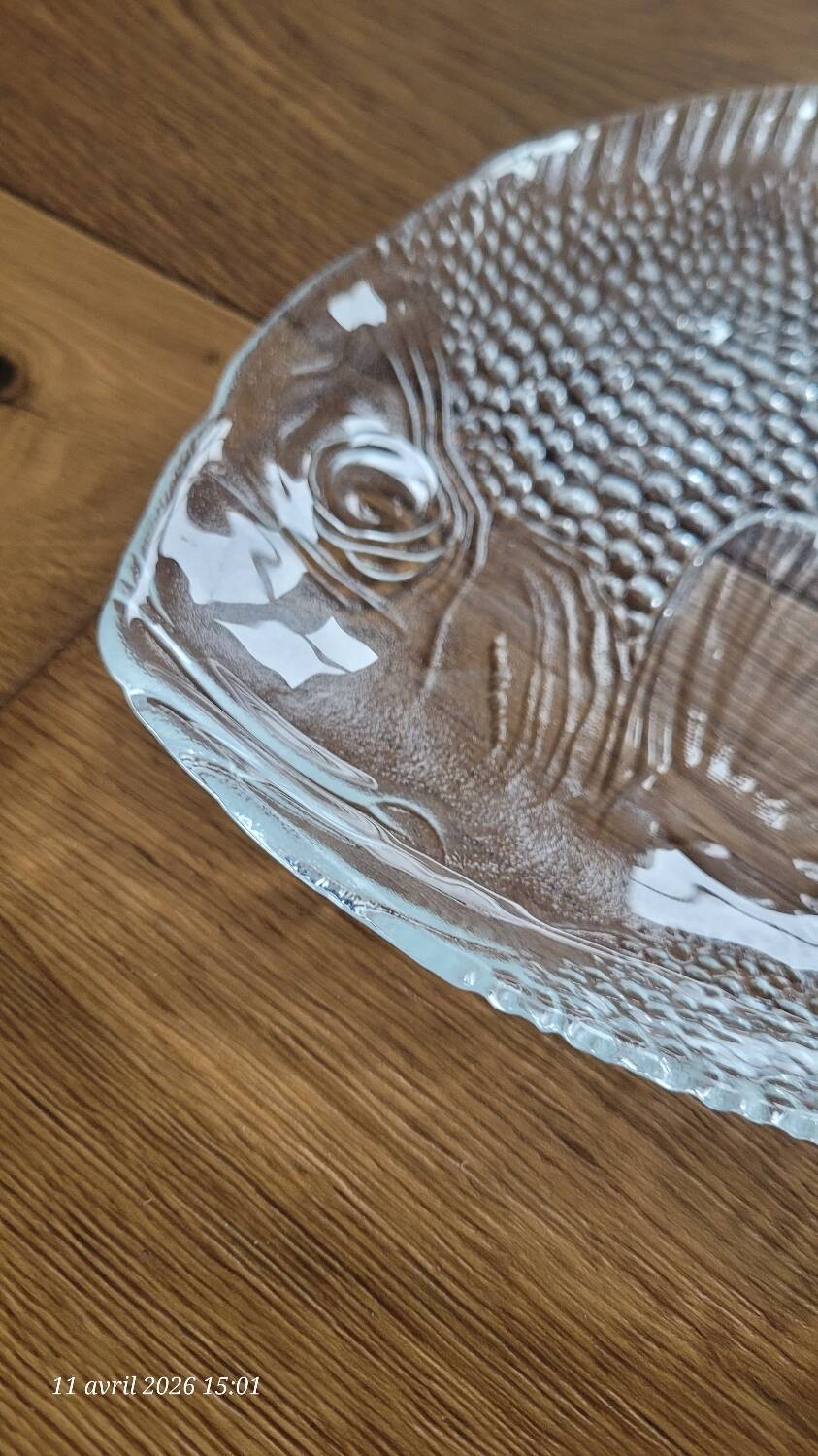 4 transparent glass fish plates