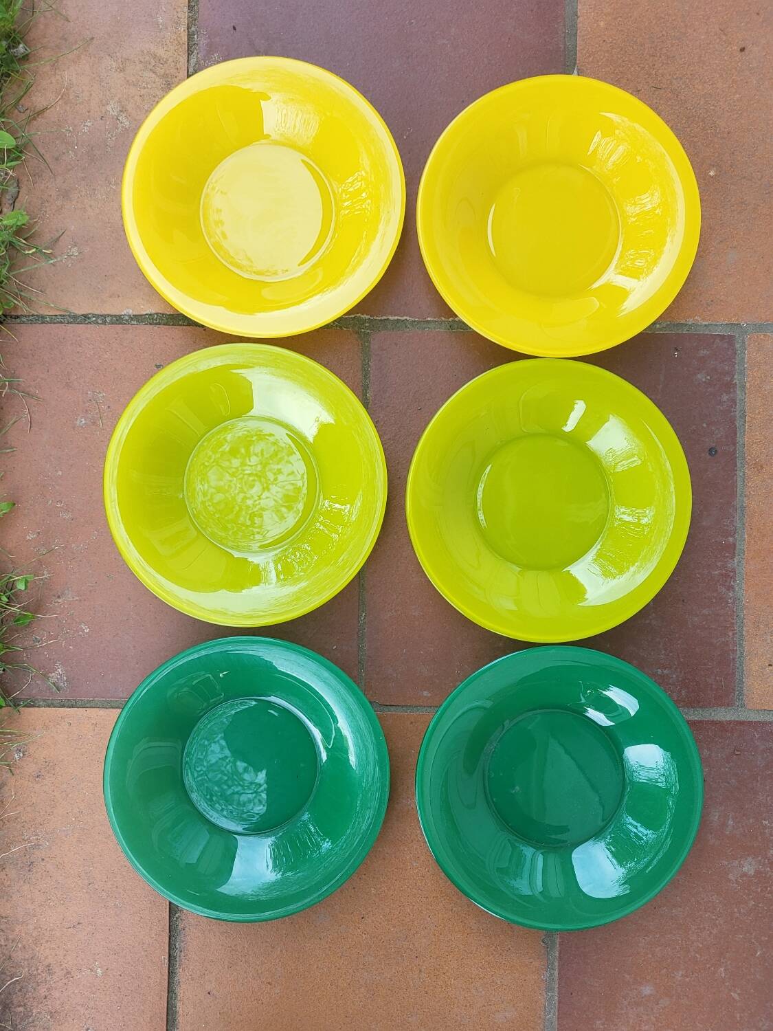 18 assiettes Memphis