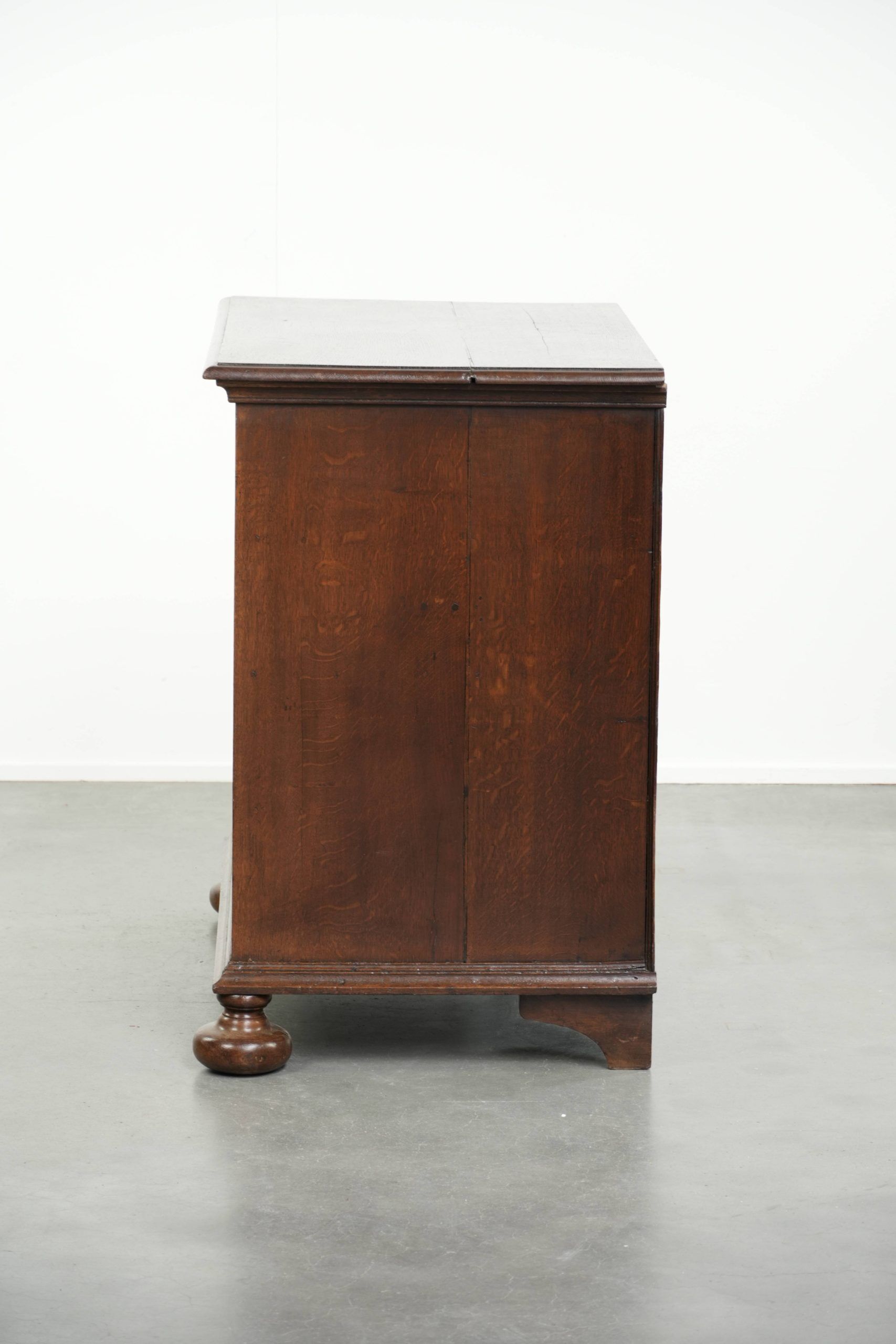 Commode en chêne anglais du 17ème siècle avec des pieds en boule.
