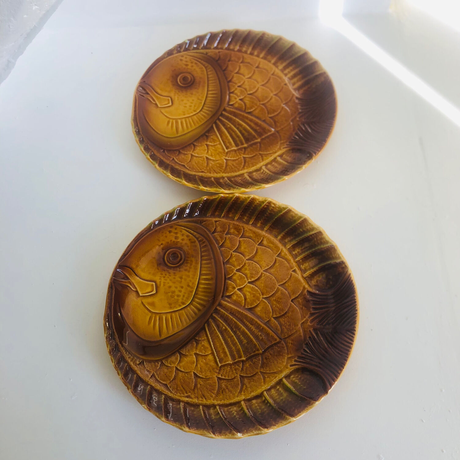 Lot de 2 plats en barbotine Sarreguemines décor poissons