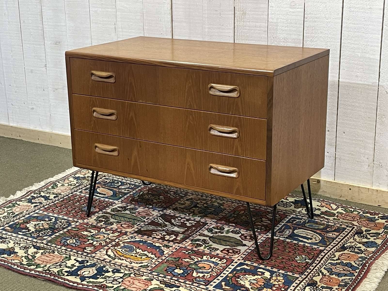 Commode 3 tiroirs GPlan en teck des années 1970 avec pieds compas