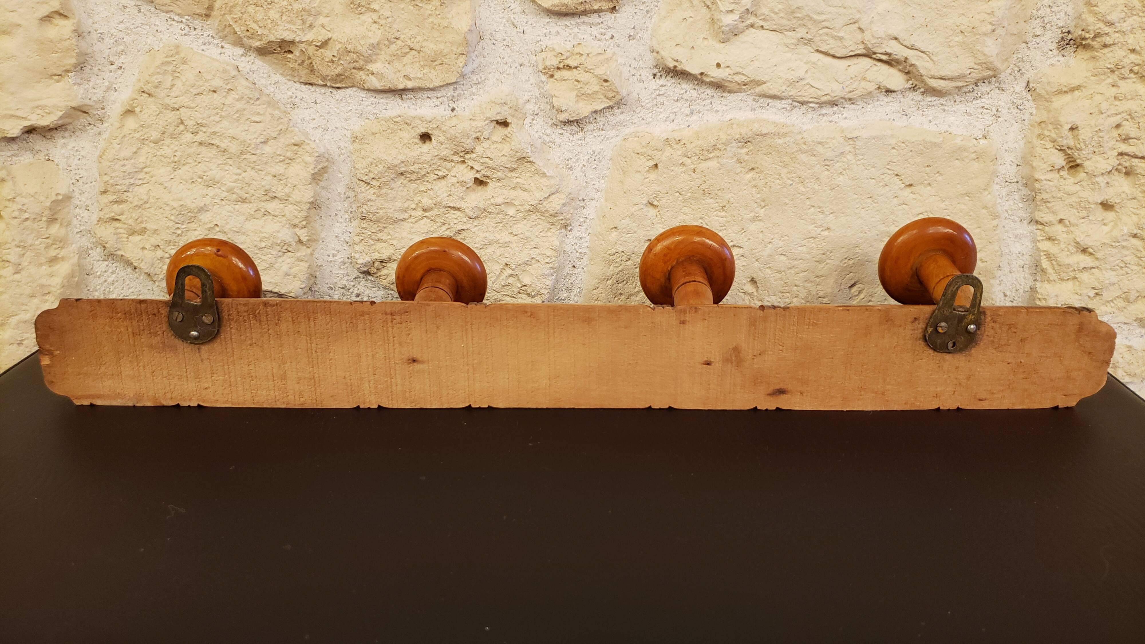 Wooden wall-mounted coat rack with 4 hooks