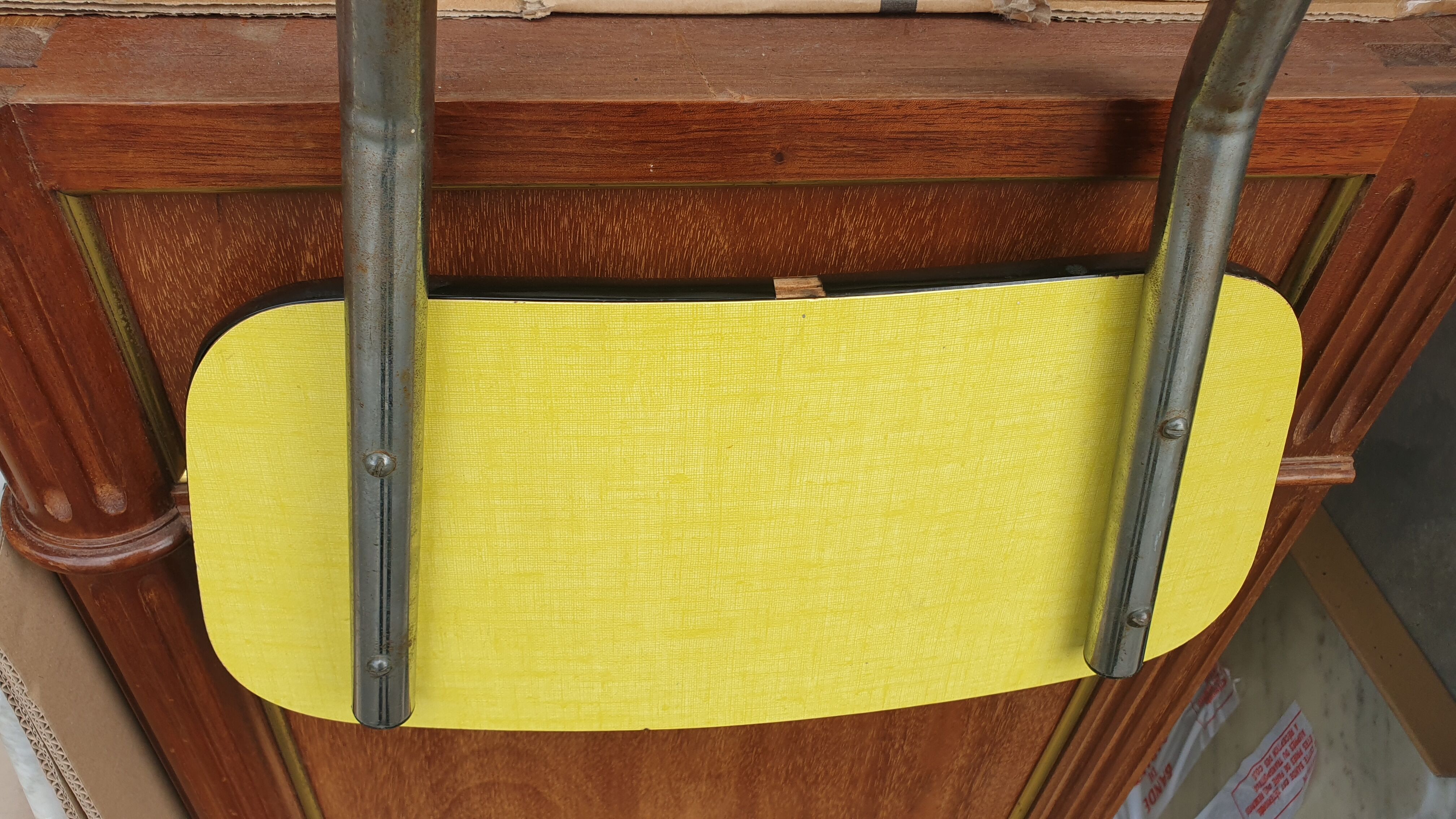 Chaise formica jaune canari