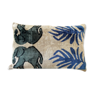 Coussin Ikat en velours éléphants