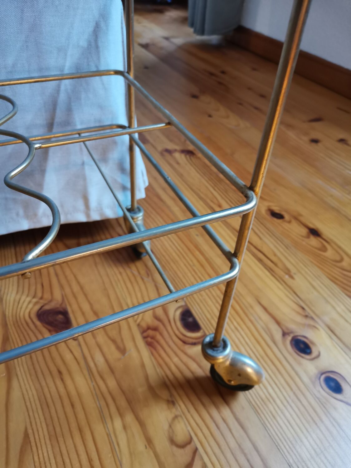 Petite desserte à roulette métal doré vintage