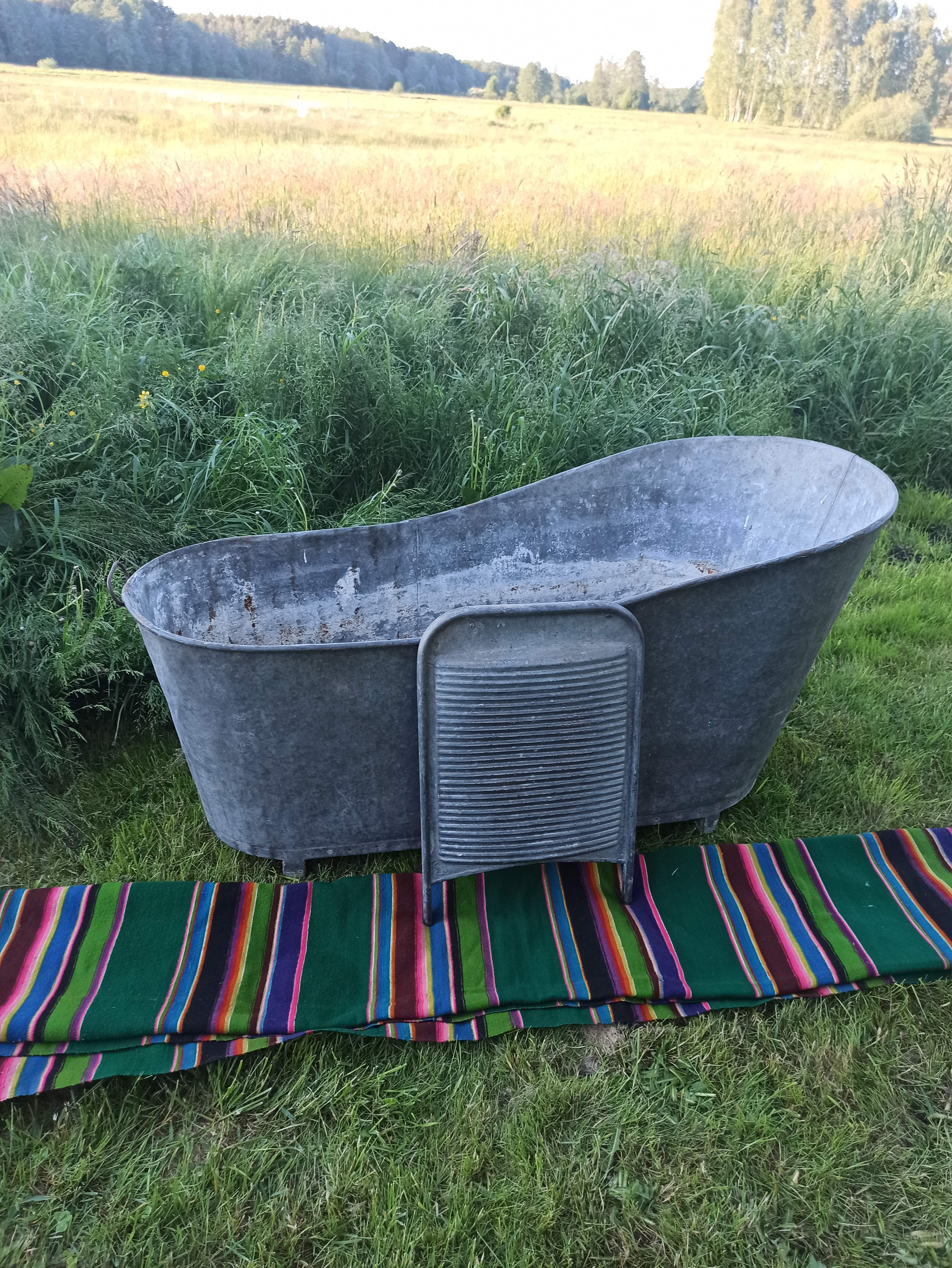 Ancienne baignoire en zinc pour le jardin.