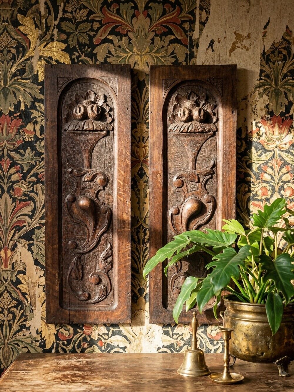 Pair of decorative wall panels in carved wood from the 19th century.