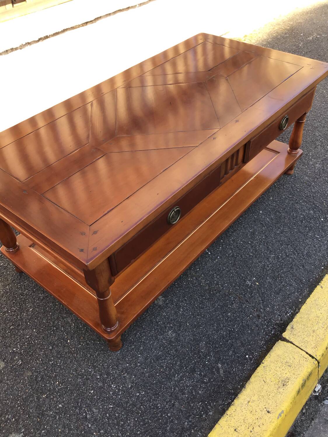 Coffee table with 2 drawers