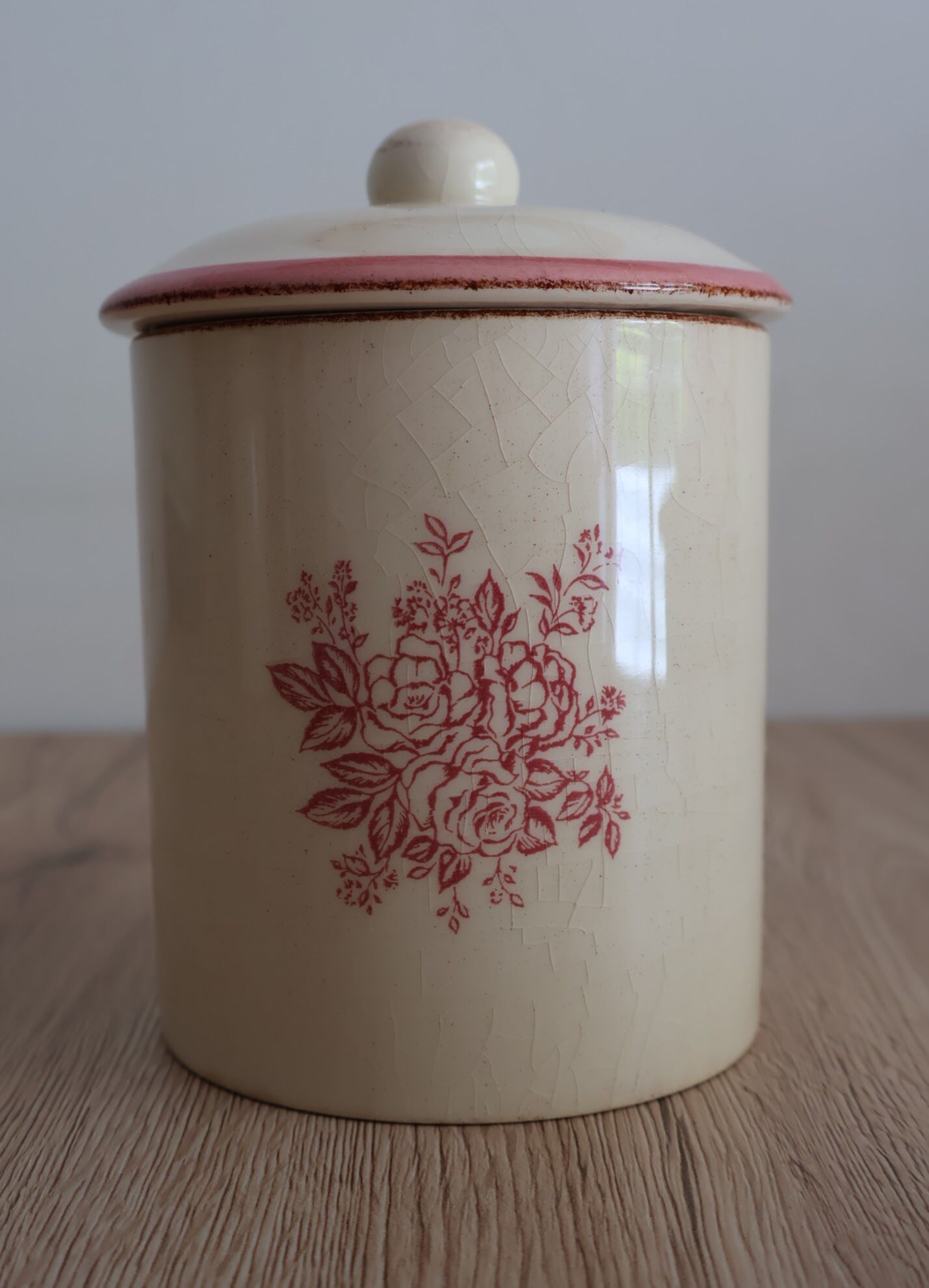 Spice jar with floral lid