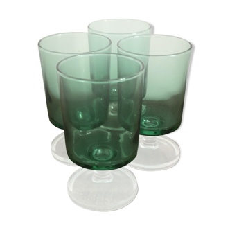 4 small shot glasses of alcohol