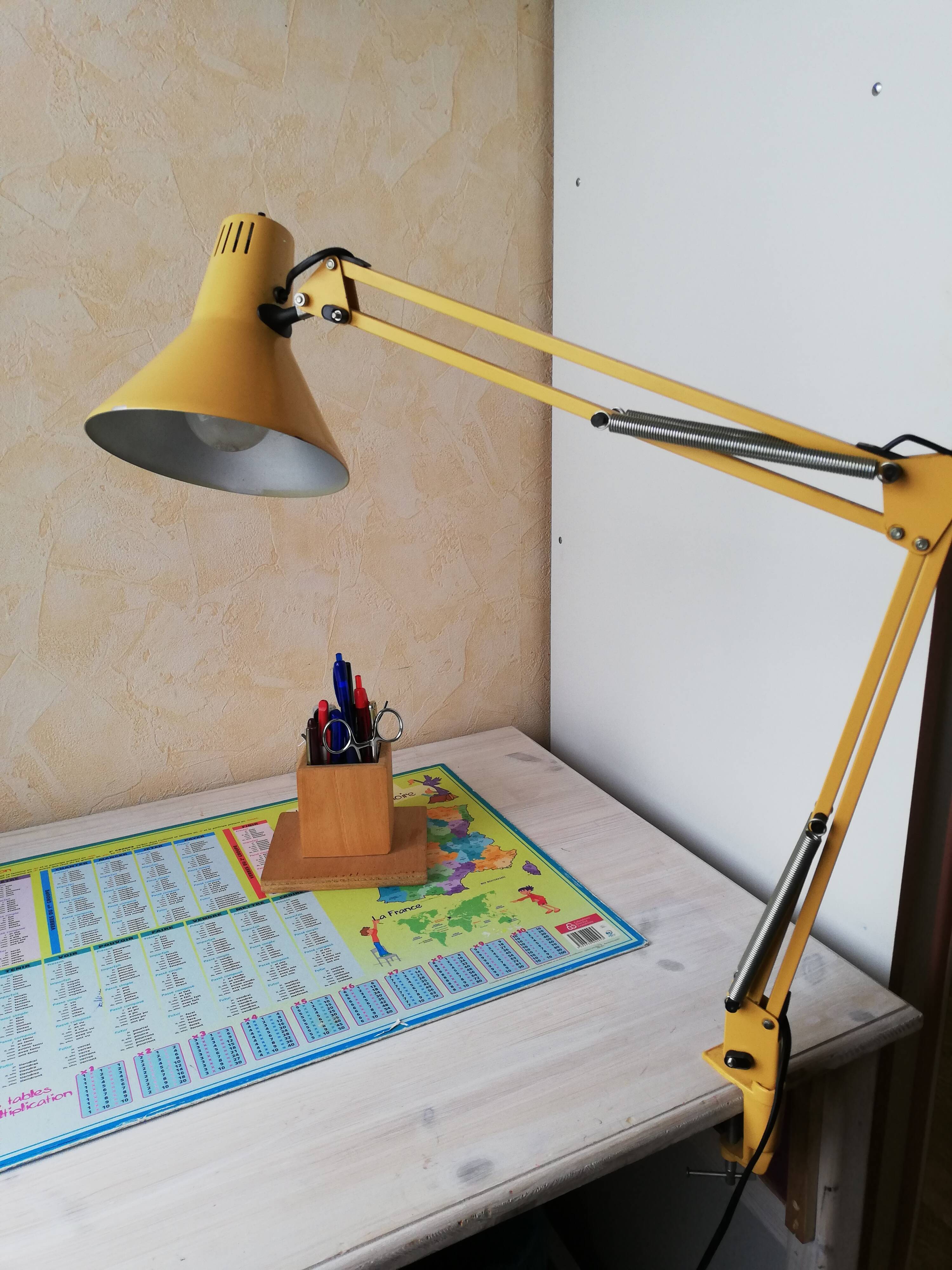 Articulated lamp brand twist