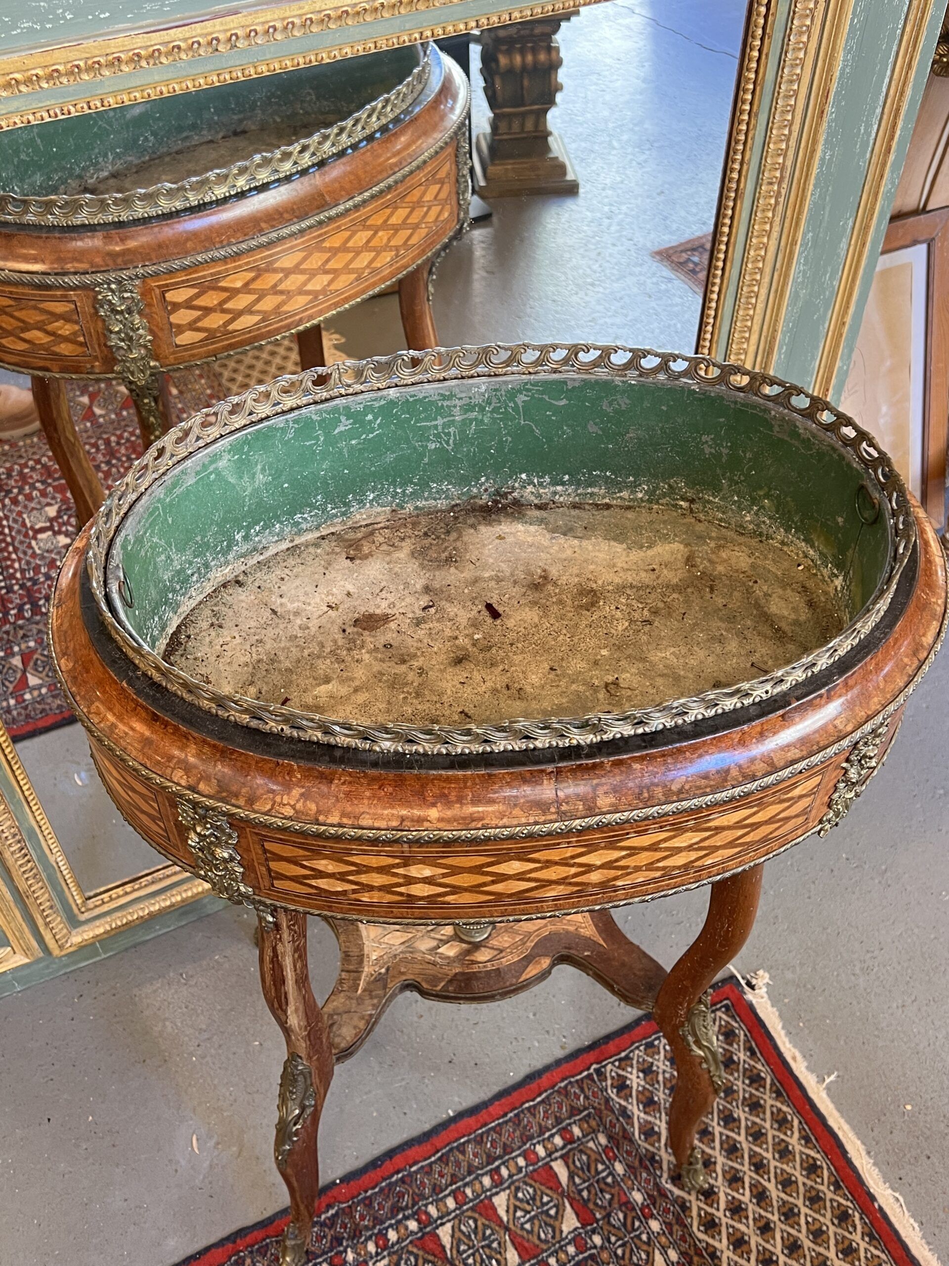 Very beautiful and old wooden marquetry planter, Napoleon III period, mid-19th century.