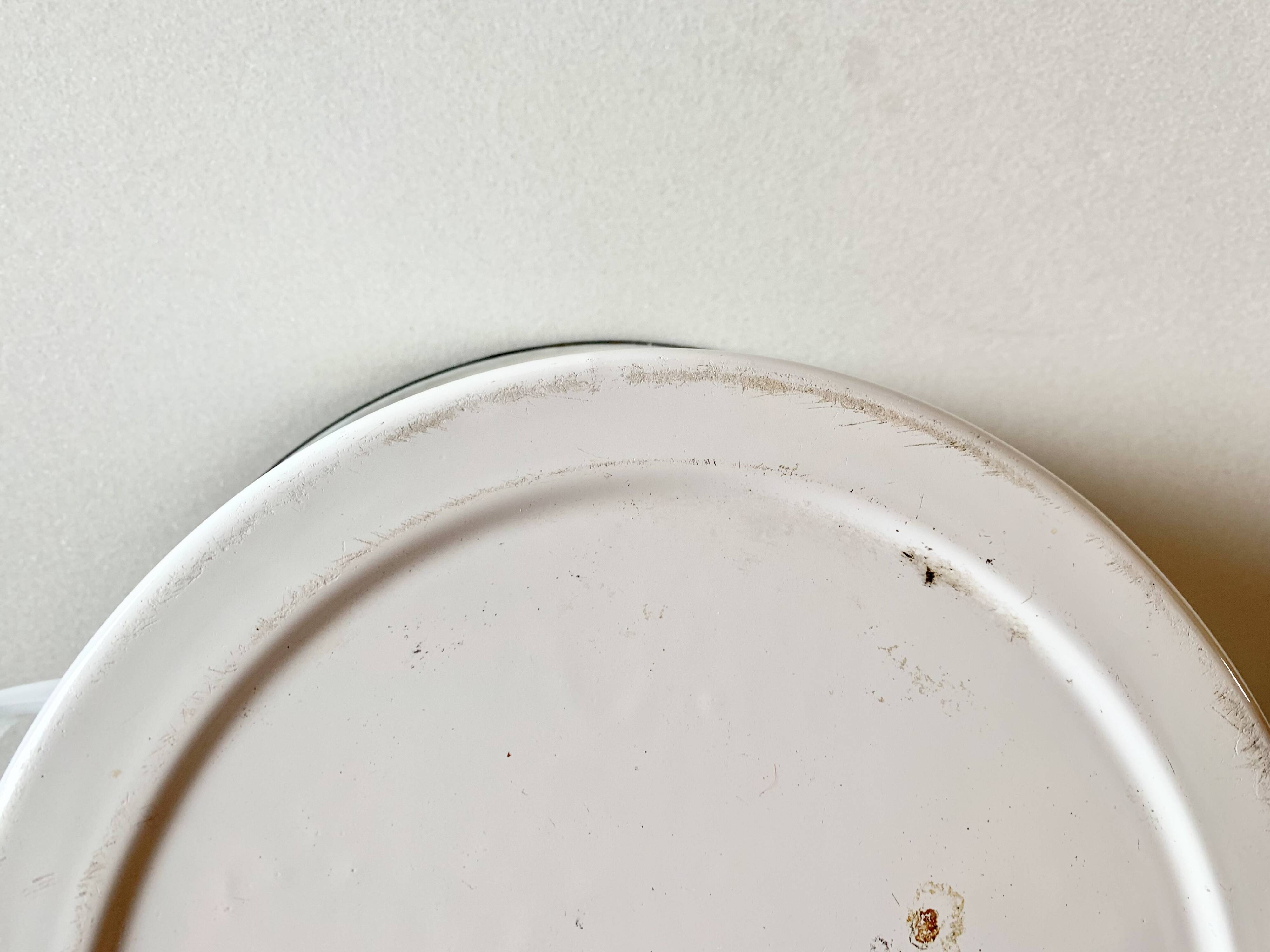 Large vintage basin in white enameled sheet metal