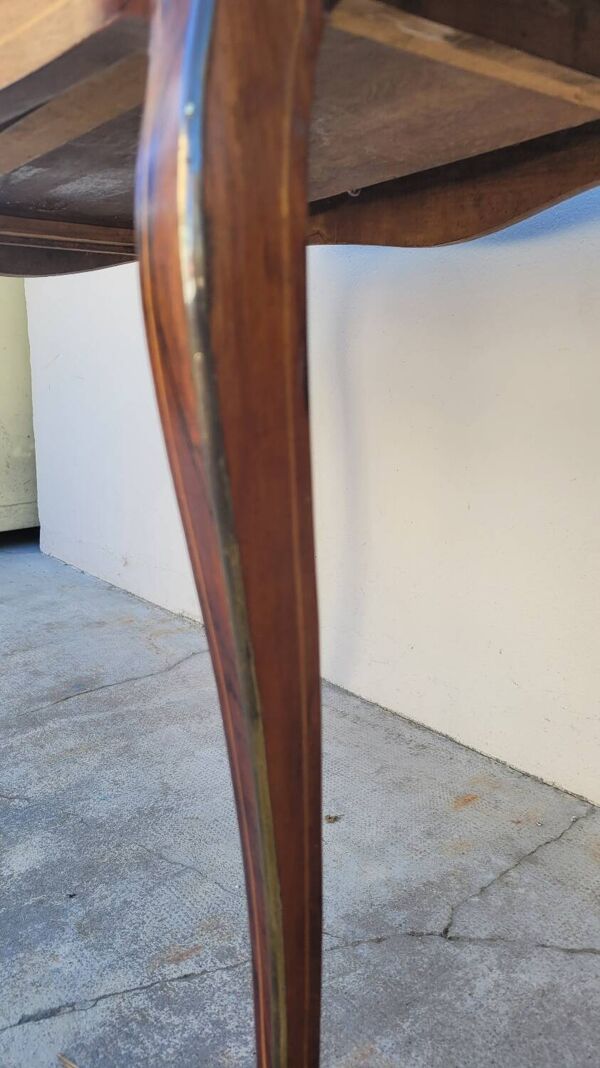 Table bureau de milieu de forme violonnée Napoléon iii 19ème en marqueterie