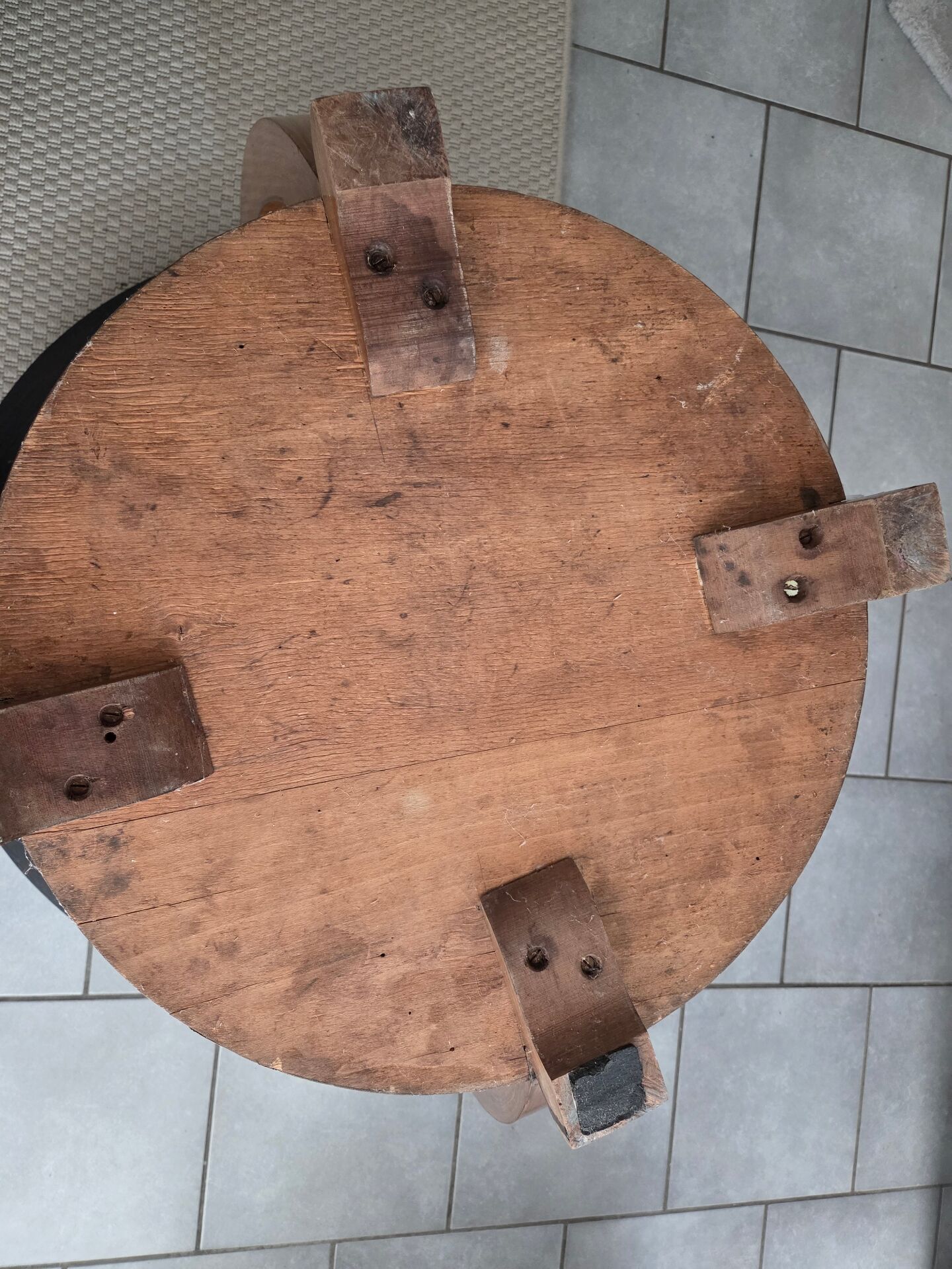 Large Art Deco centre table from the 1930s – Sabre legs in walnut and lacquer.