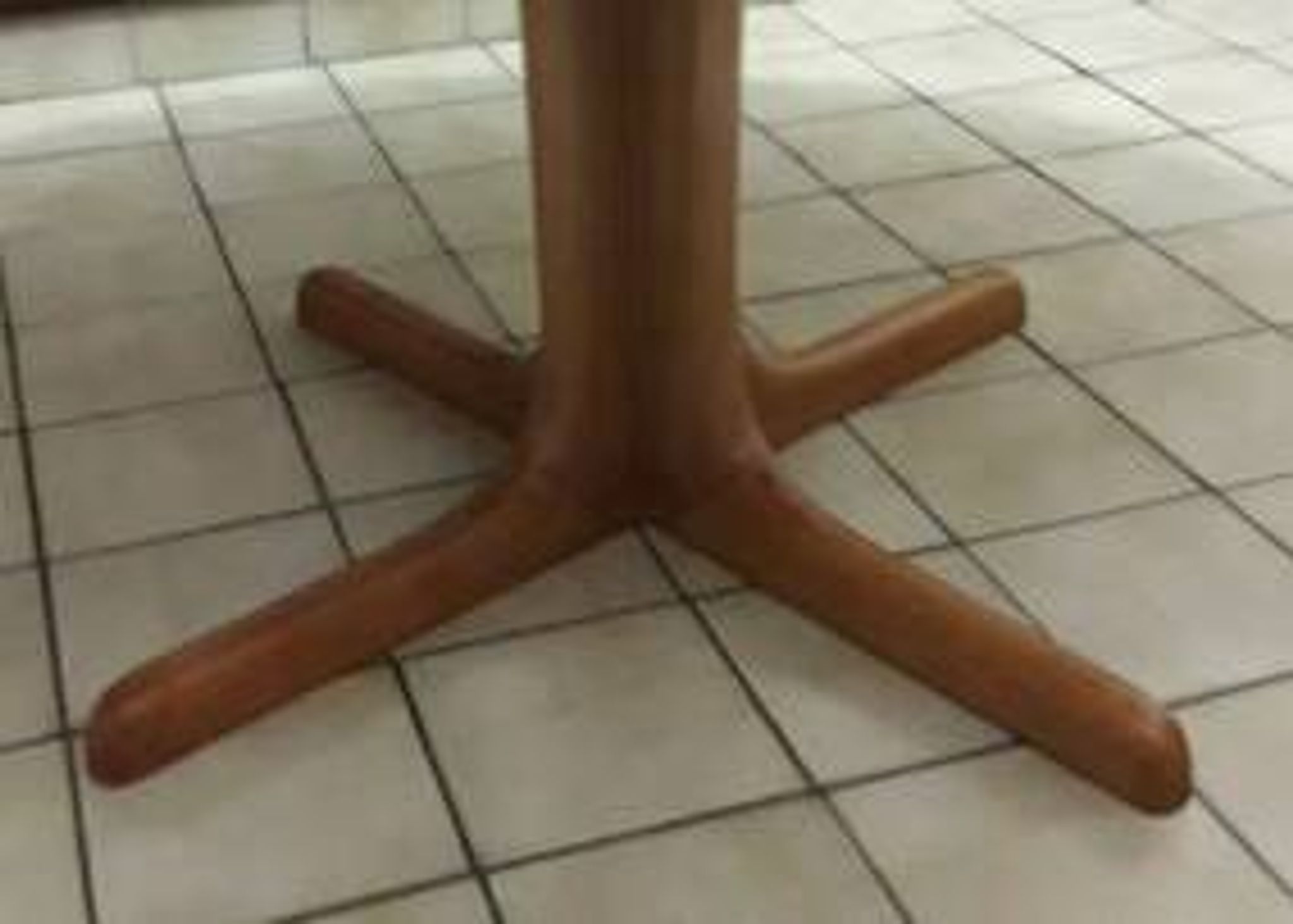 Table à manger ronde en teck style Baumann à pied central Table scandinave vintage