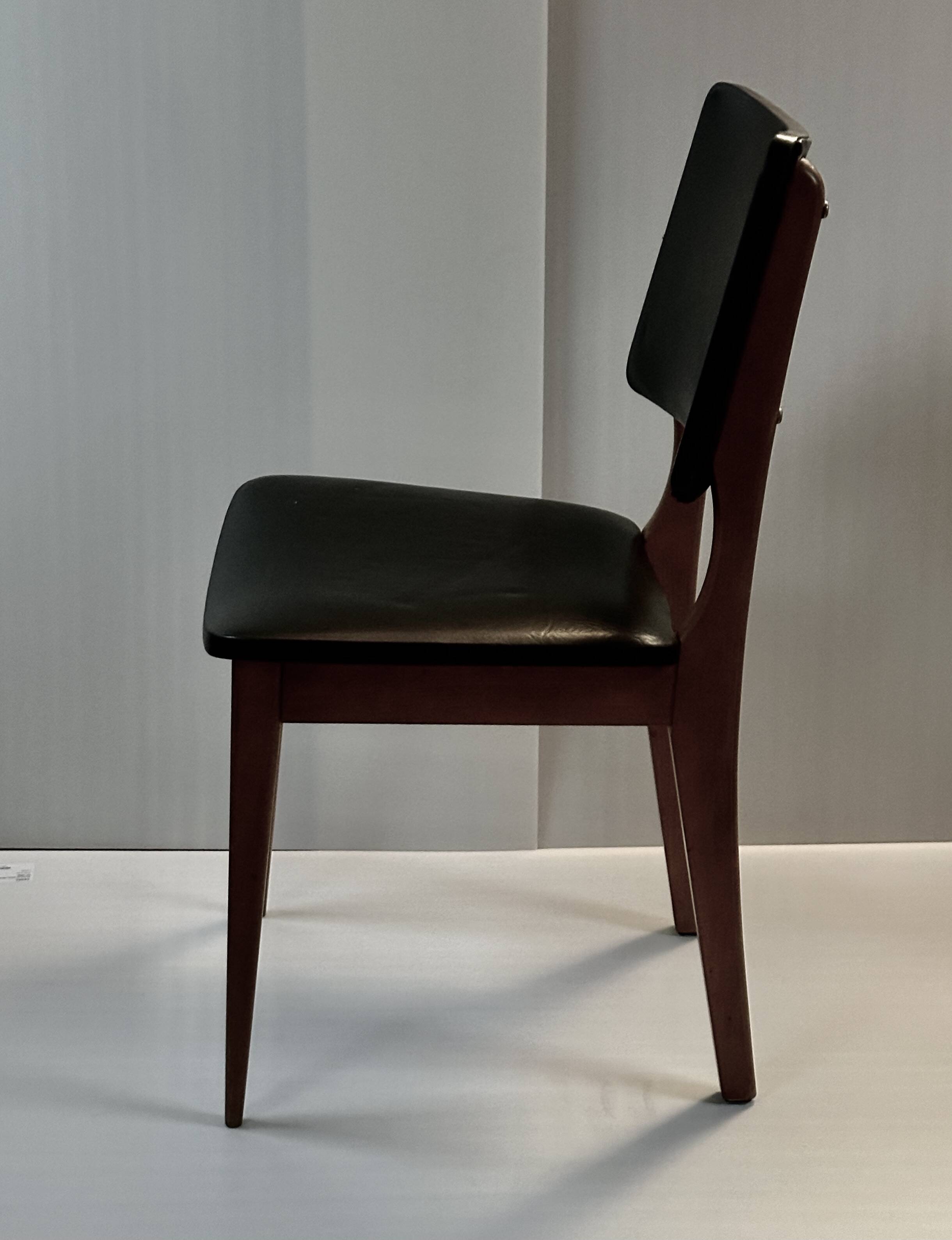 chaise bois et skai noir années 60