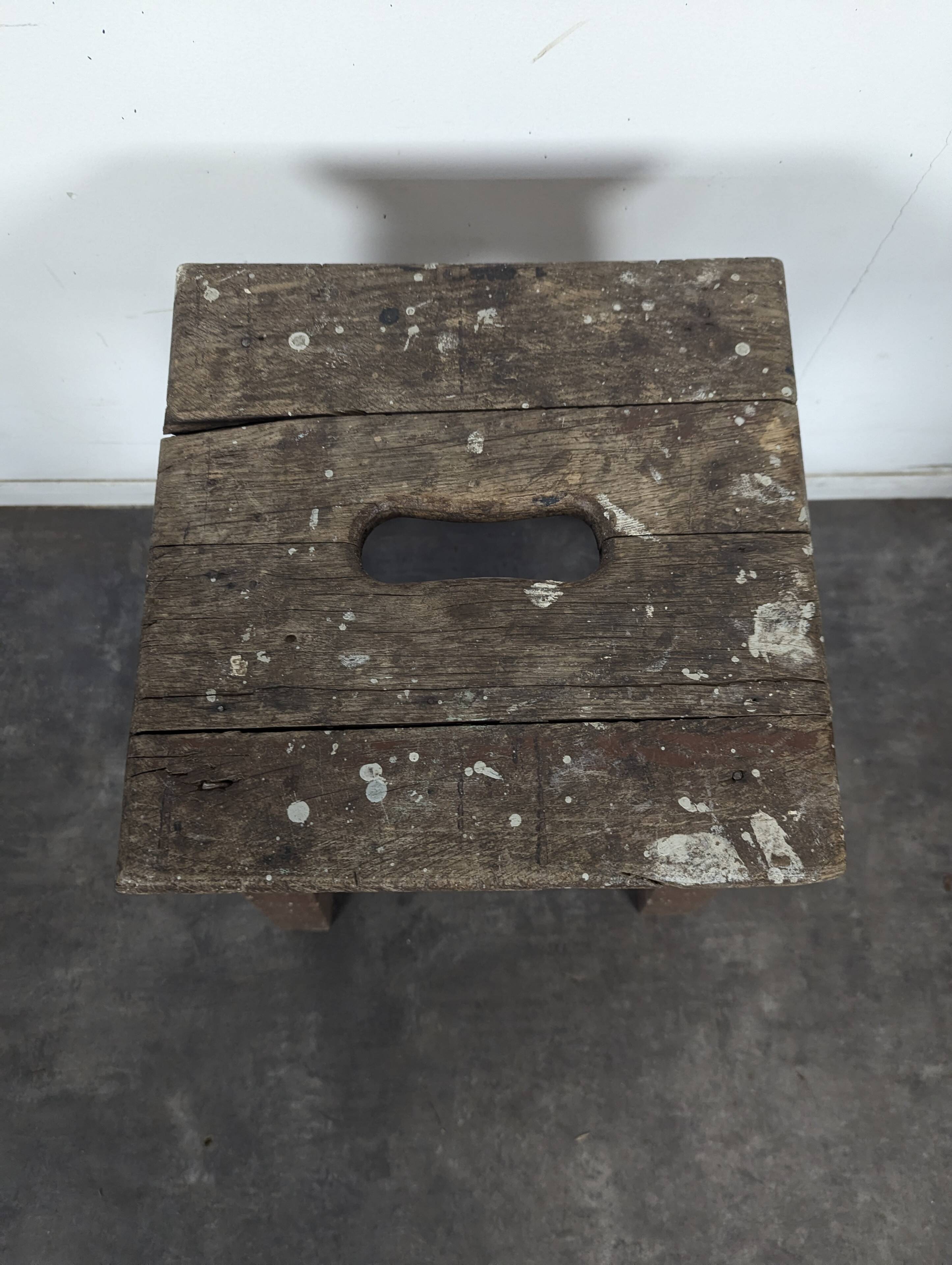 Tabouret d'atelier en bois peint brun à poignée
