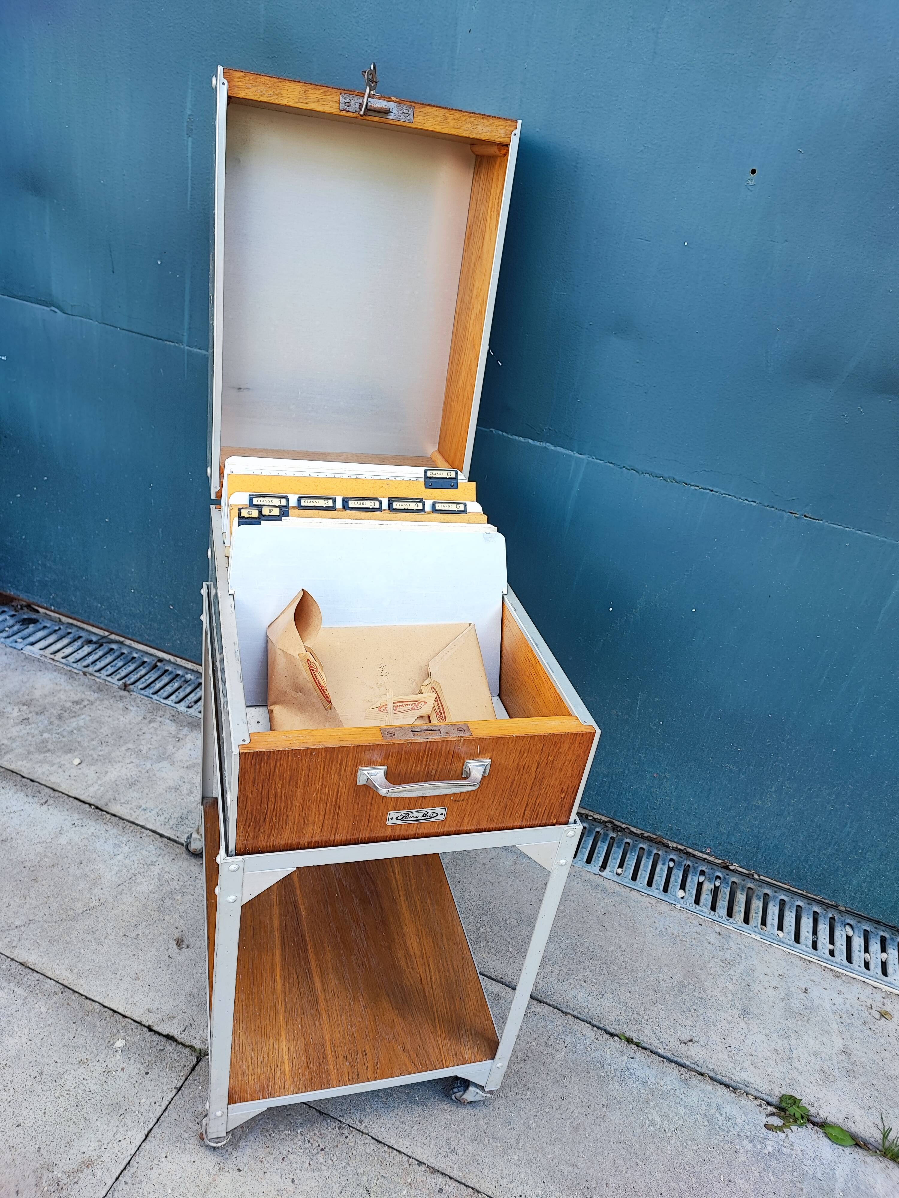 Metal binder ruwa bell