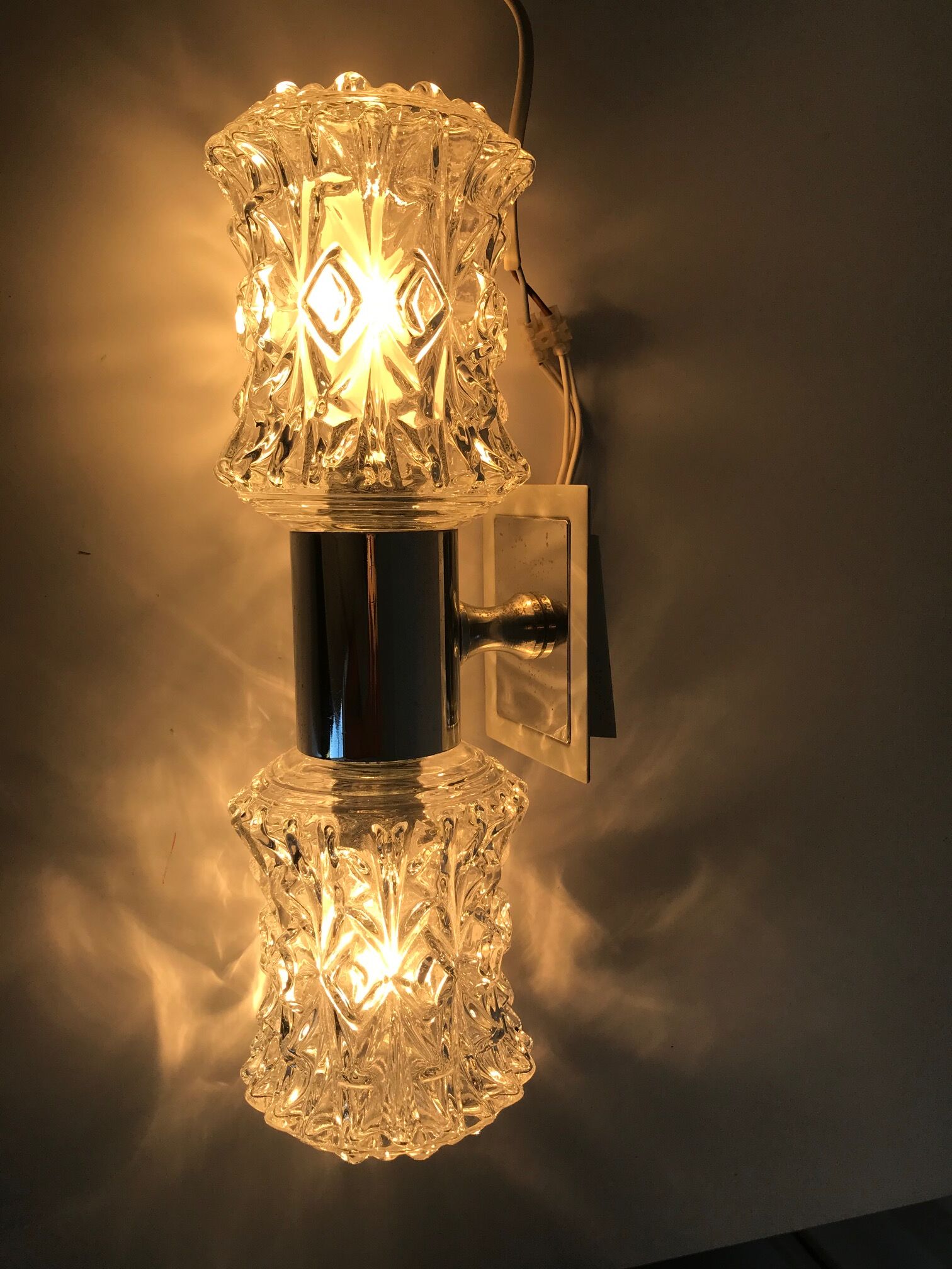 Geometrically patterned glass sconce