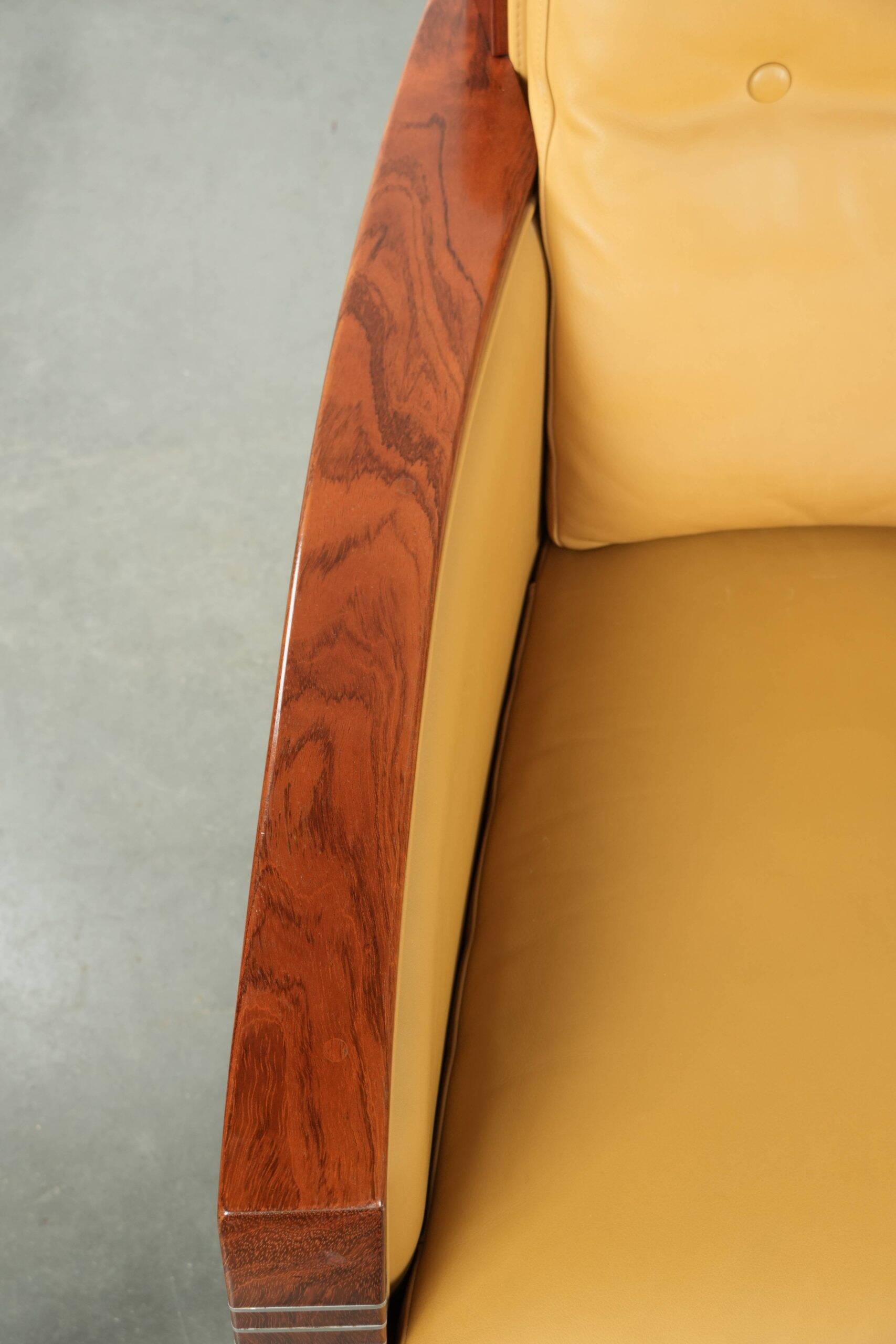Fauteuil Art Déco jaune de luxe et bien entretenu
