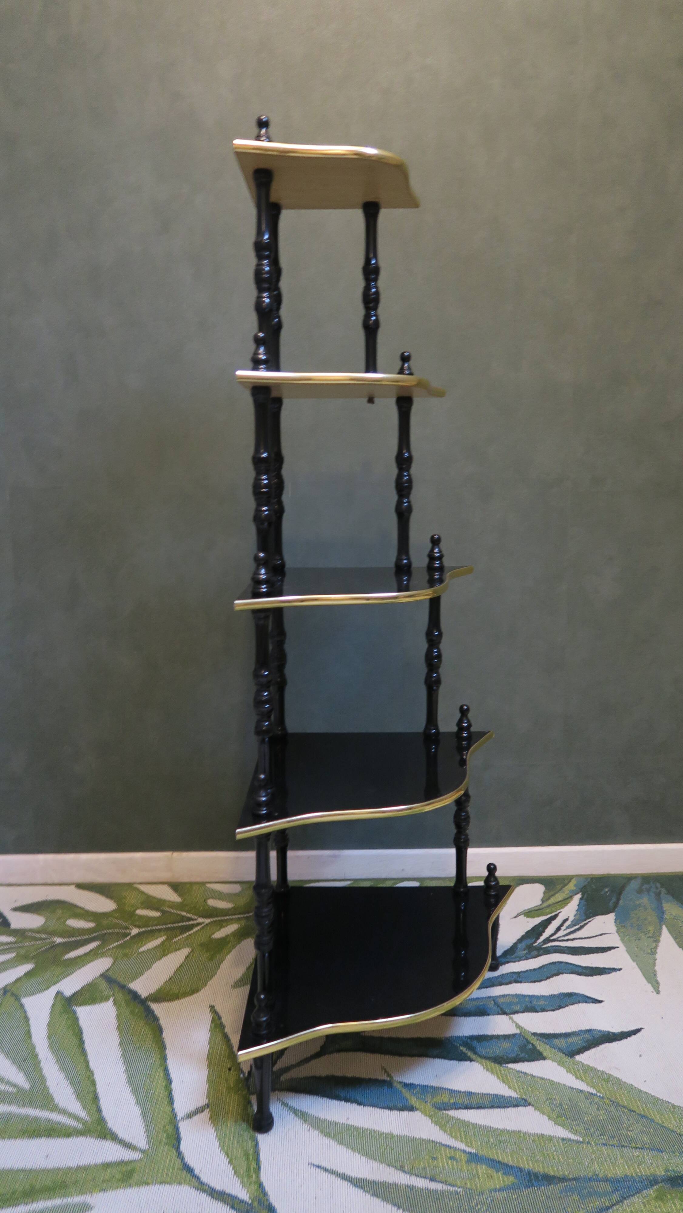 Hanging shelf, with two sides.