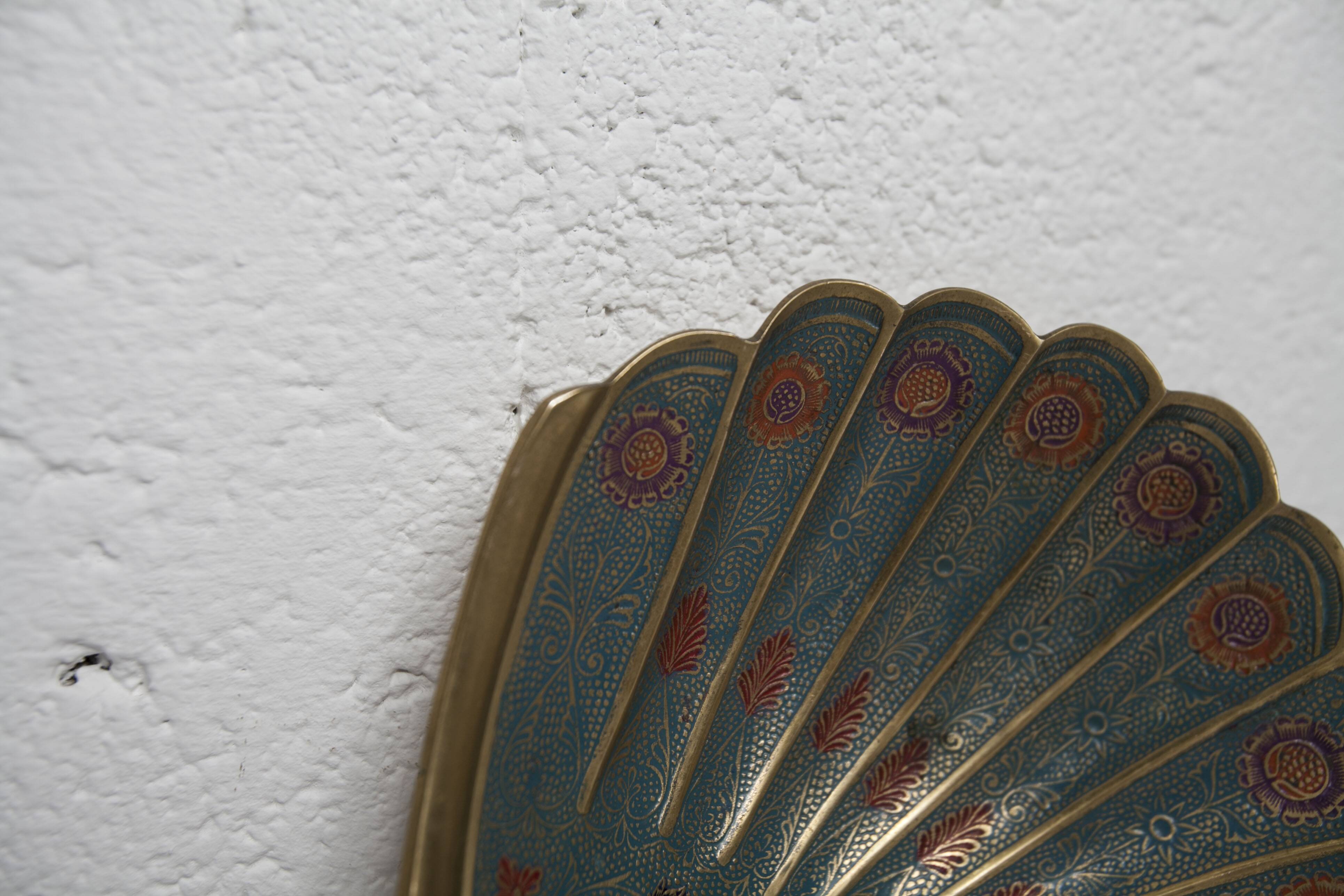 Shell cup in enameled brass